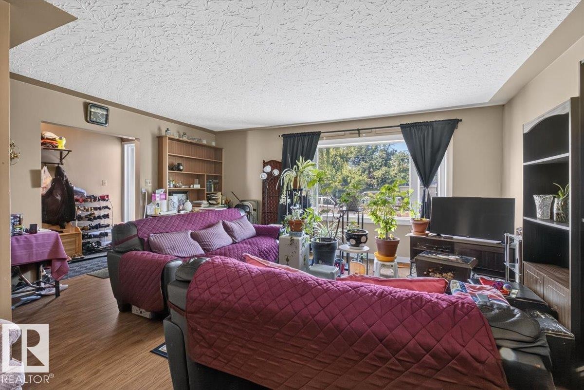 13411 101 Street Nw, Edmonton, AB - Indoor Photo Showing Living Room