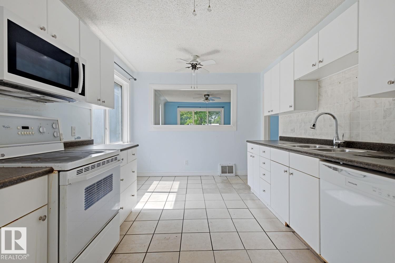 12119 95A Street Nw, Edmonton, AB - Indoor Photo Showing Kitchen