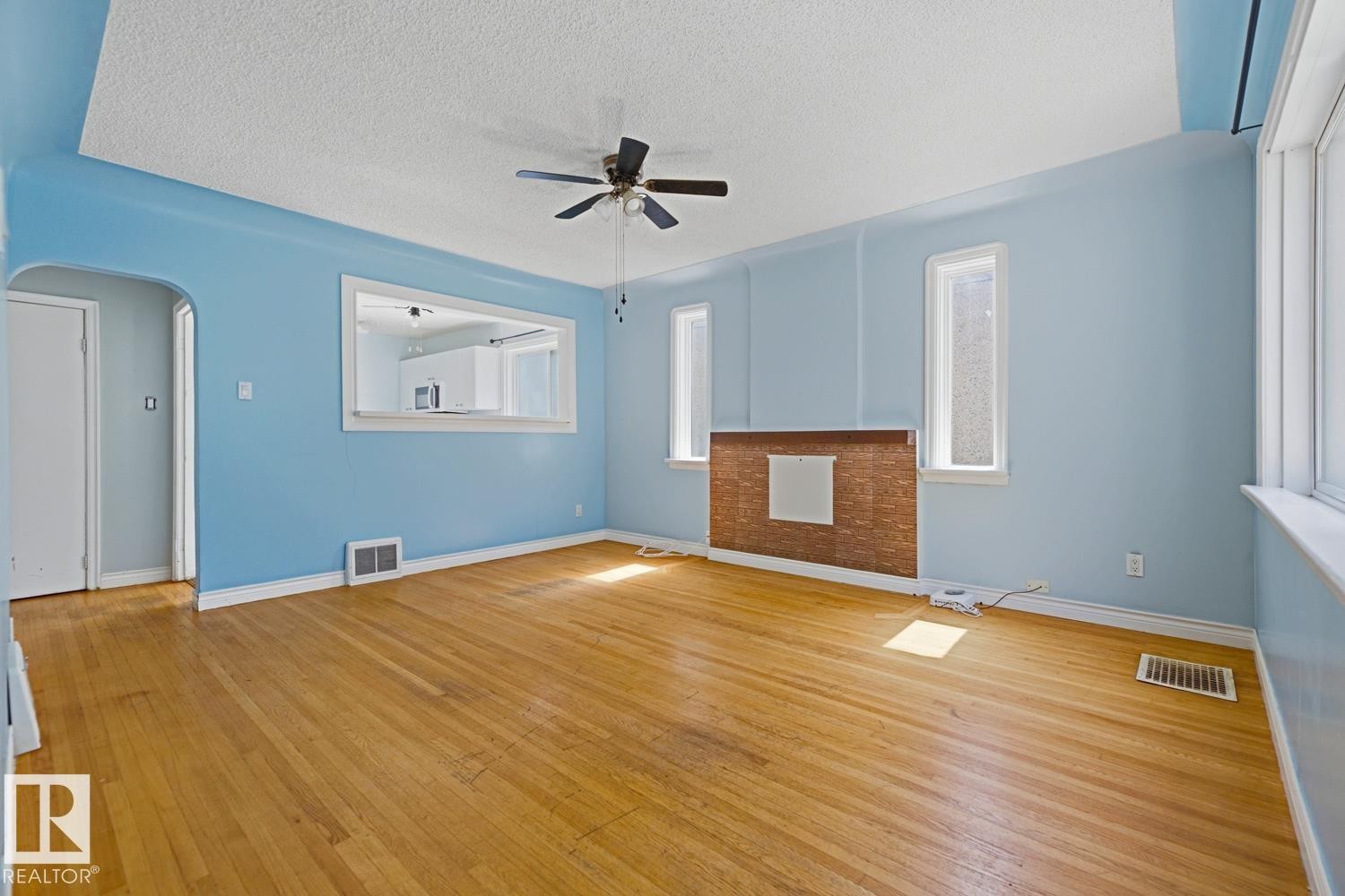 12119 95A Street Nw, Edmonton, AB - Indoor Photo Showing Other Room