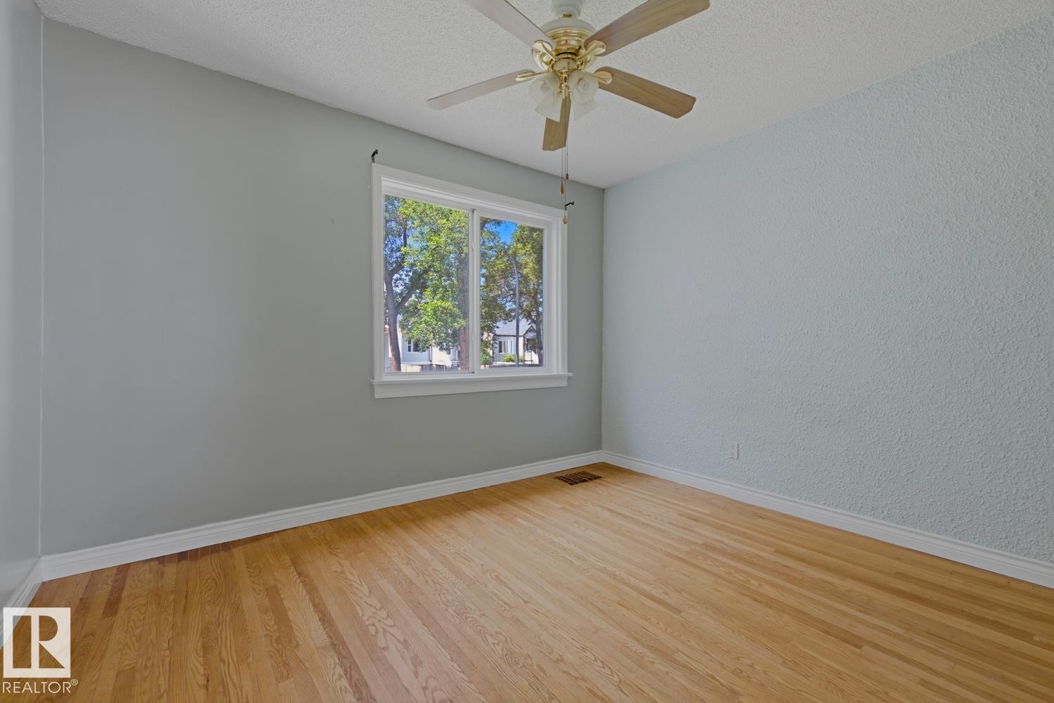12119 95A Street Nw, Edmonton, AB - Indoor Photo Showing Other Room