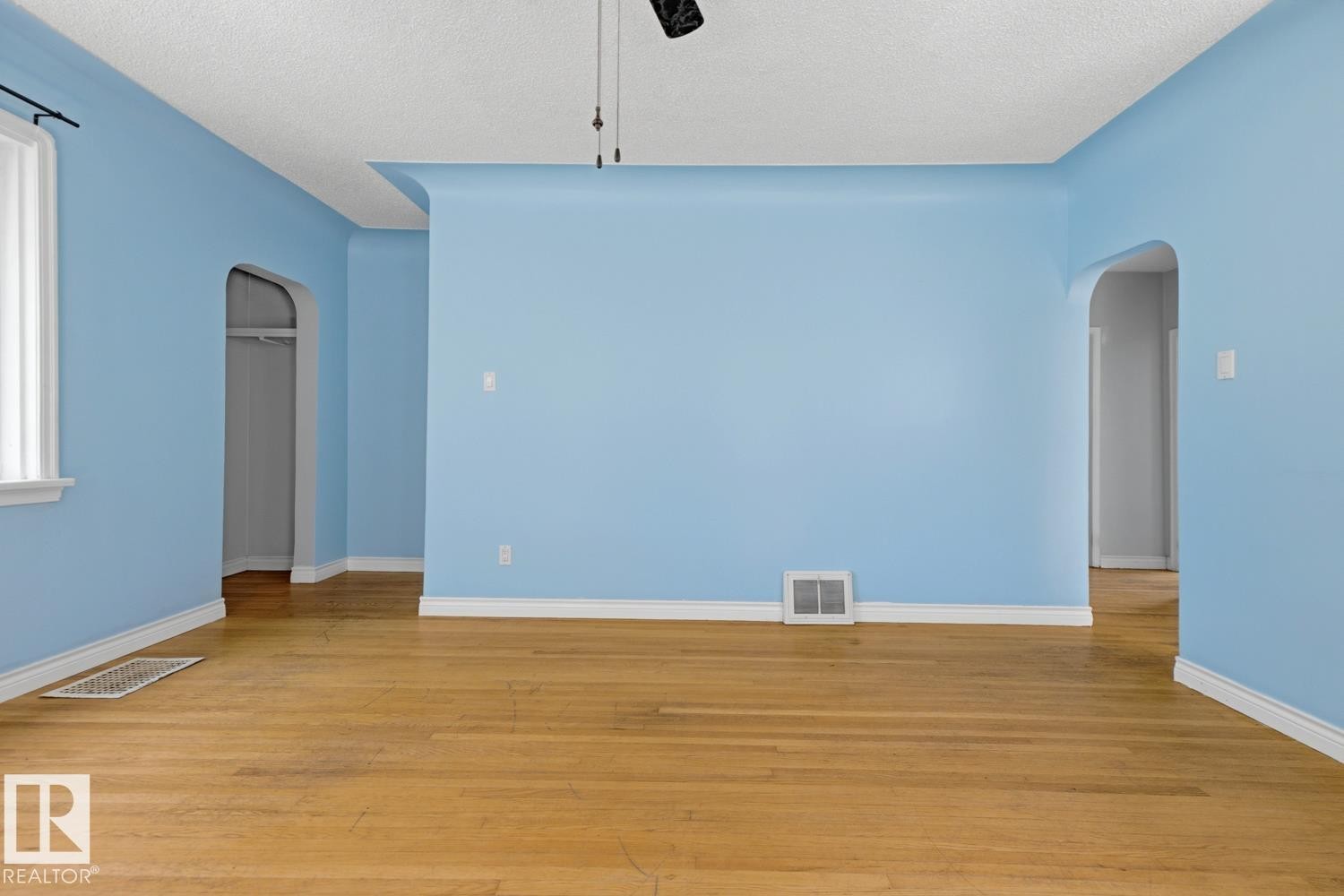 12119 95A Street Nw, Edmonton, AB - Indoor Photo Showing Other Room