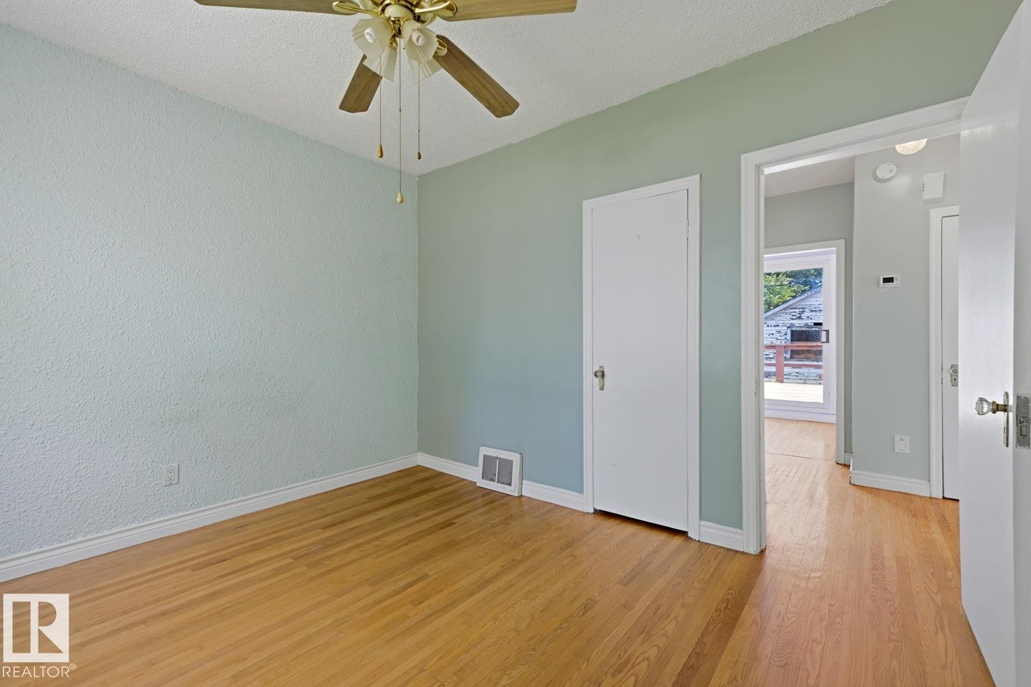 12119 95A Street Nw, Edmonton, AB - Indoor Photo Showing Other Room