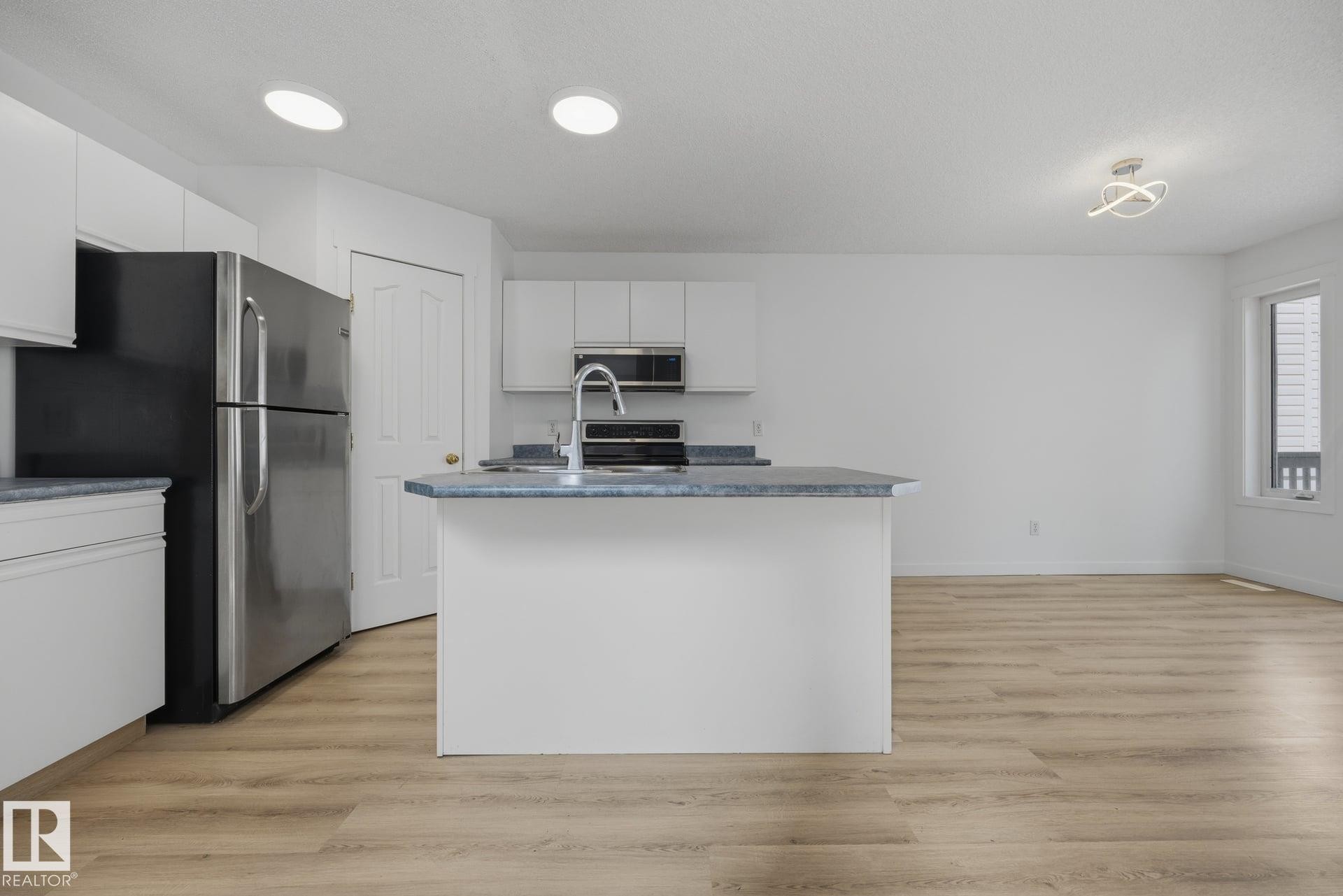 2076 Tanner Wynd Nw, Edmonton, AB - Indoor Photo Showing Kitchen With Stainless Steel Kitchen
