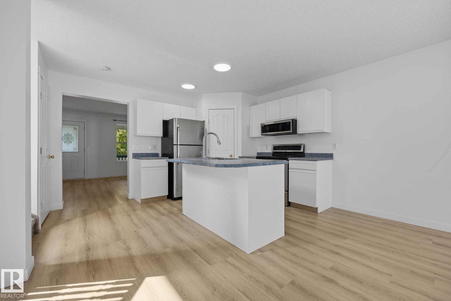 2076 Tanner Wynd Nw, Edmonton, AB - Indoor Photo Showing Kitchen With Stainless Steel Kitchen With Upgraded Kitchen