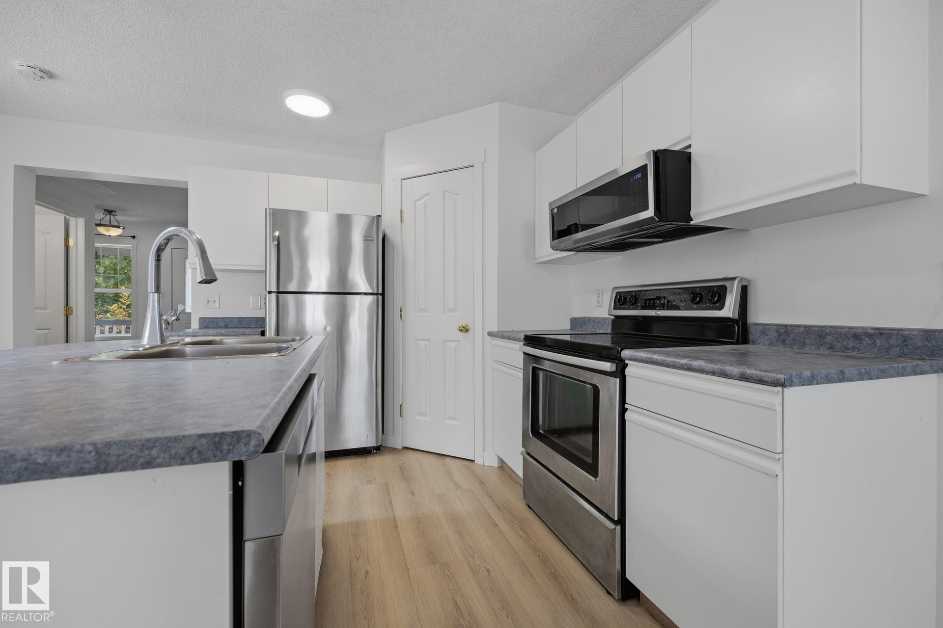 2076 Tanner Wynd Nw, Edmonton, AB - Indoor Photo Showing Kitchen With Stainless Steel Kitchen