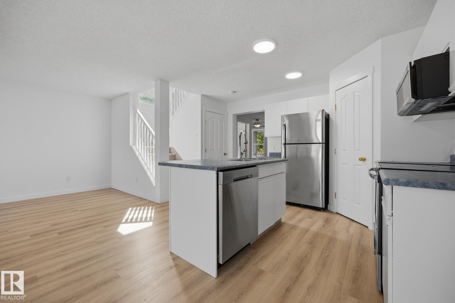2076 Tanner Wynd Nw, Edmonton, AB - Indoor Photo Showing Kitchen With Stainless Steel Kitchen