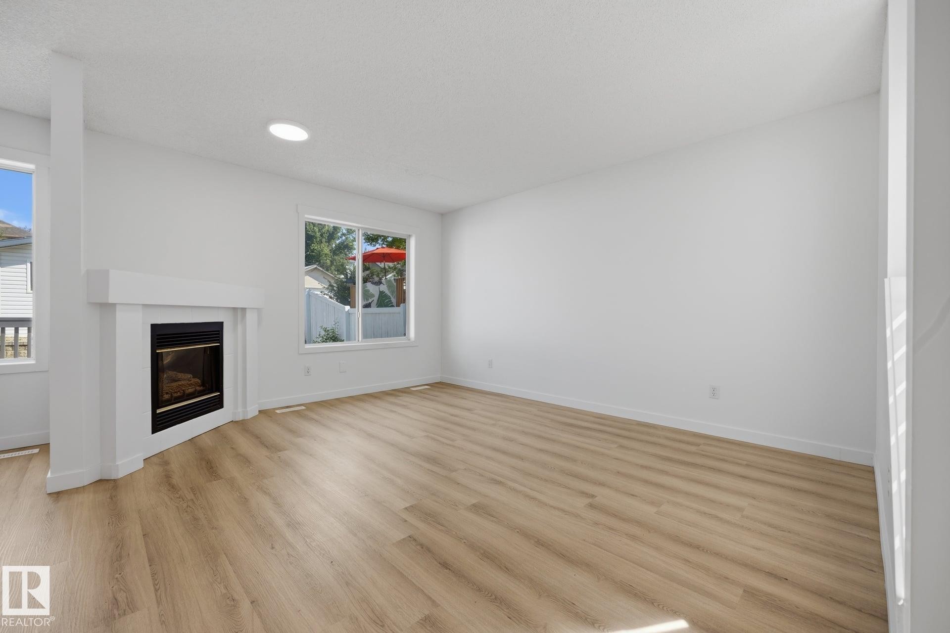 2076 Tanner Wynd Nw, Edmonton, AB - Indoor Photo Showing Living Room With Fireplace