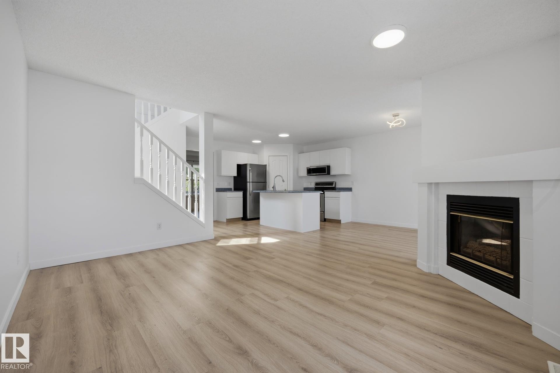2076 Tanner Wynd Nw, Edmonton, AB - Indoor Photo Showing Living Room With Fireplace