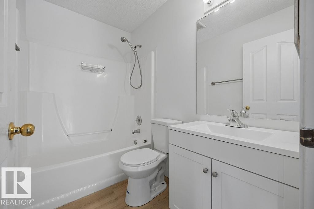 2076 Tanner Wynd Nw, Edmonton, AB - Indoor Photo Showing Bathroom