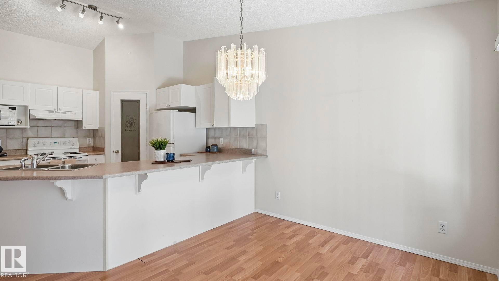 #31 8 Dechene Rd Nw, Edmonton, AB - Indoor Photo Showing Kitchen