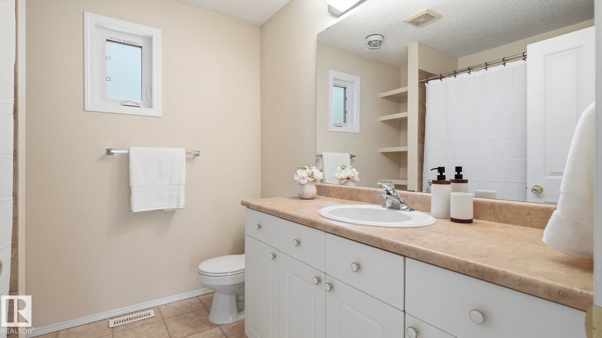 #31 8 Dechene Rd Nw, Edmonton, AB - Indoor Photo Showing Bathroom
