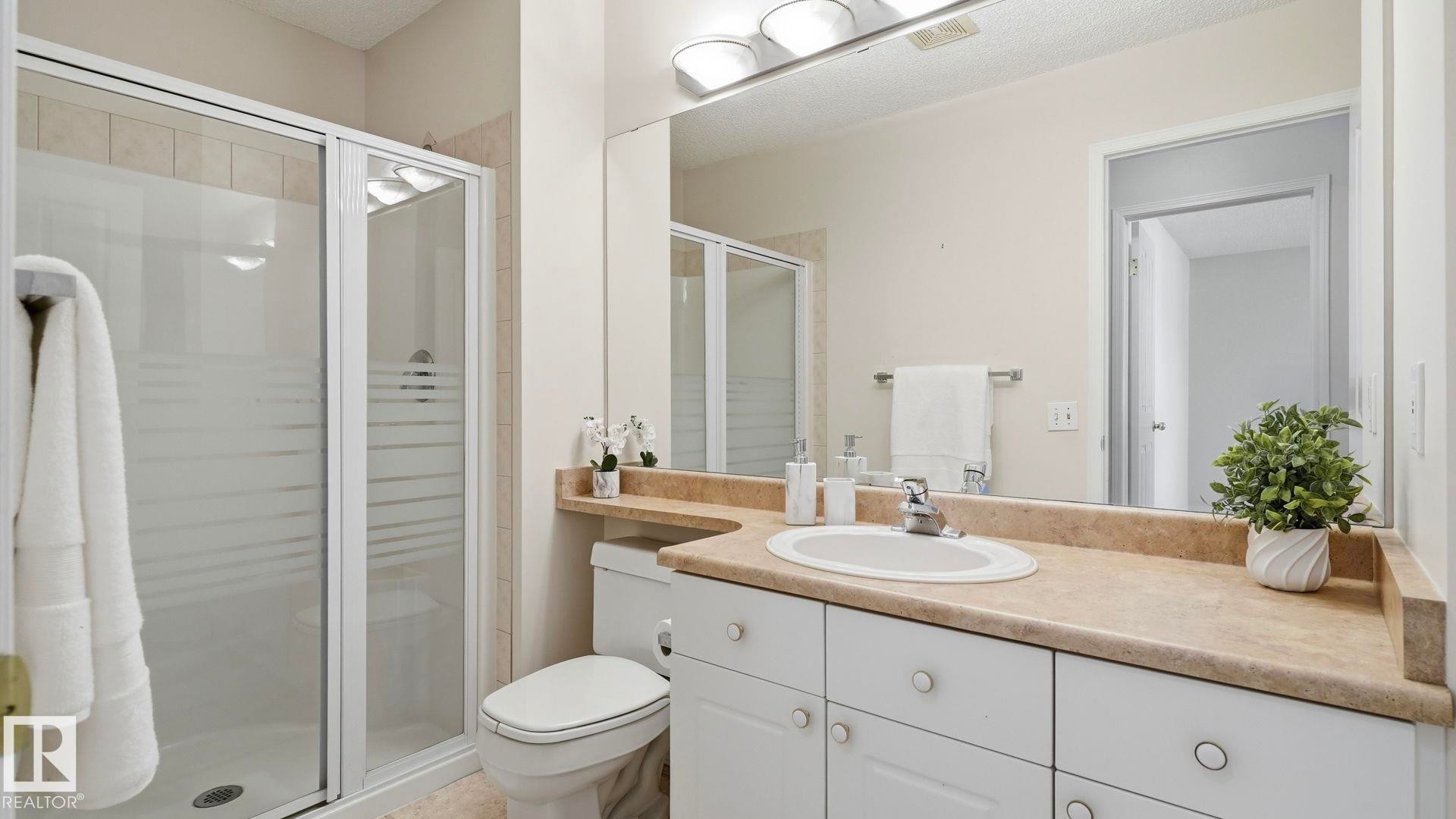 #31 8 Dechene Rd Nw, Edmonton, AB - Indoor Photo Showing Bathroom