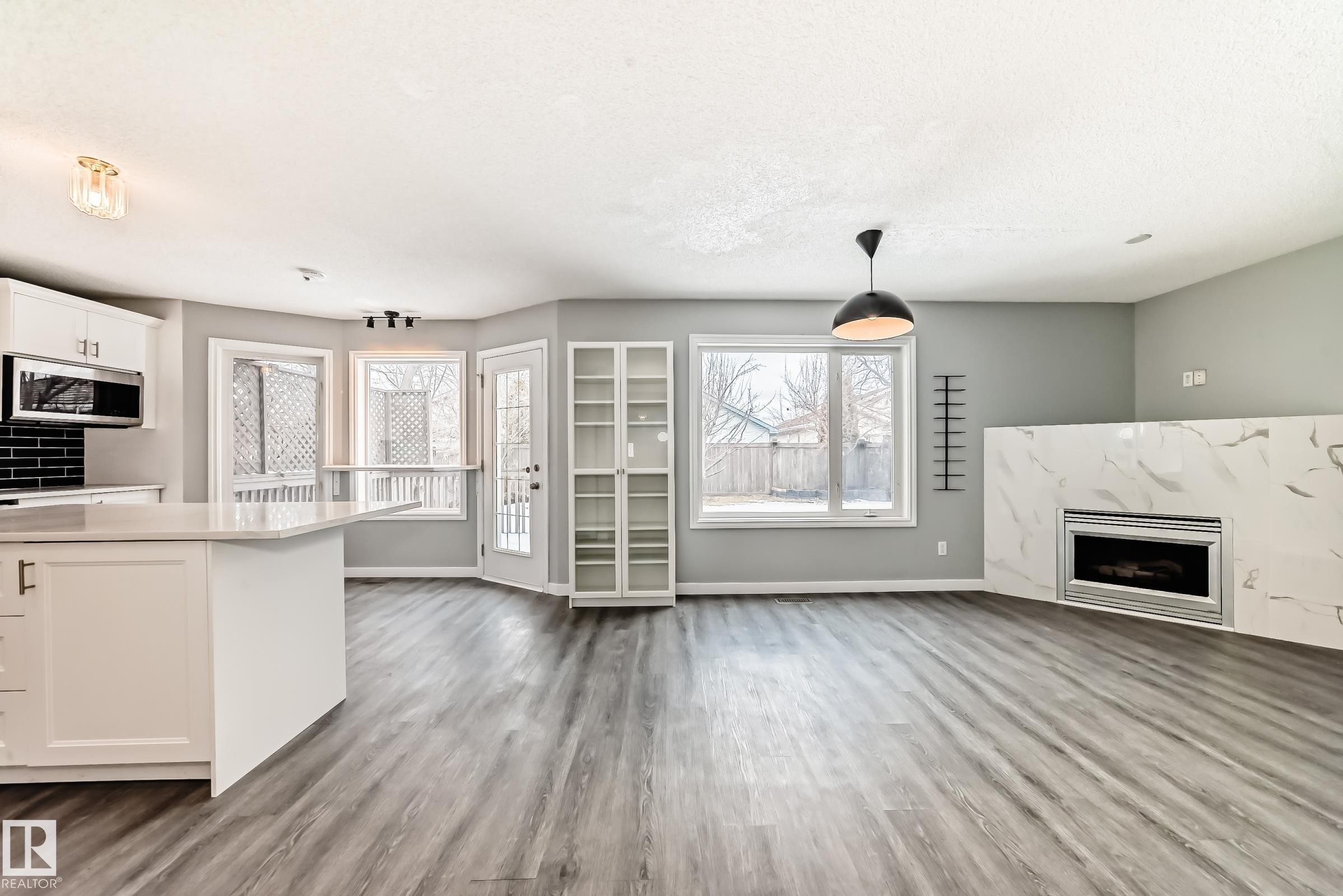 784 Blackburn Place Sw, Edmonton, AB - Indoor With Fireplace