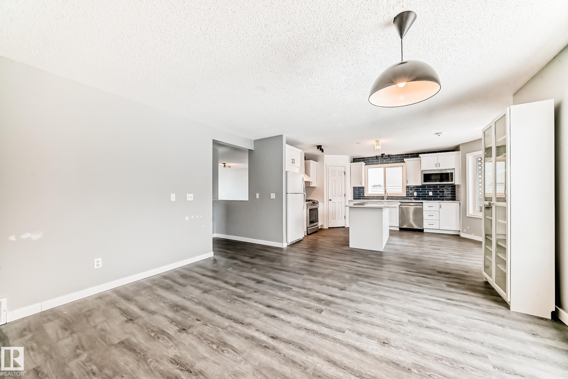 784 Blackburn Place Sw, Edmonton, AB - Indoor Photo Showing Kitchen