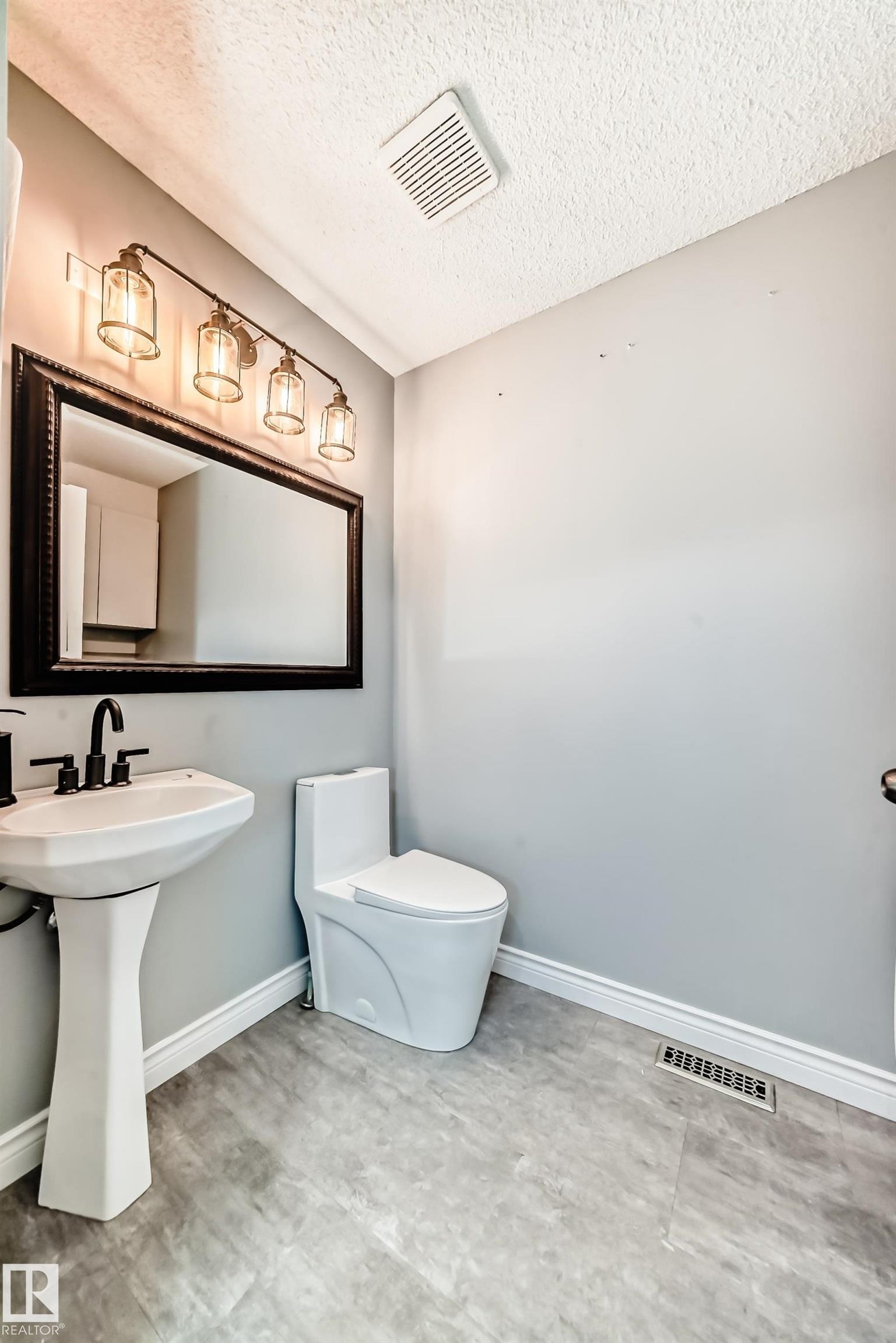 784 Blackburn Place Sw, Edmonton, AB - Indoor Photo Showing Bathroom