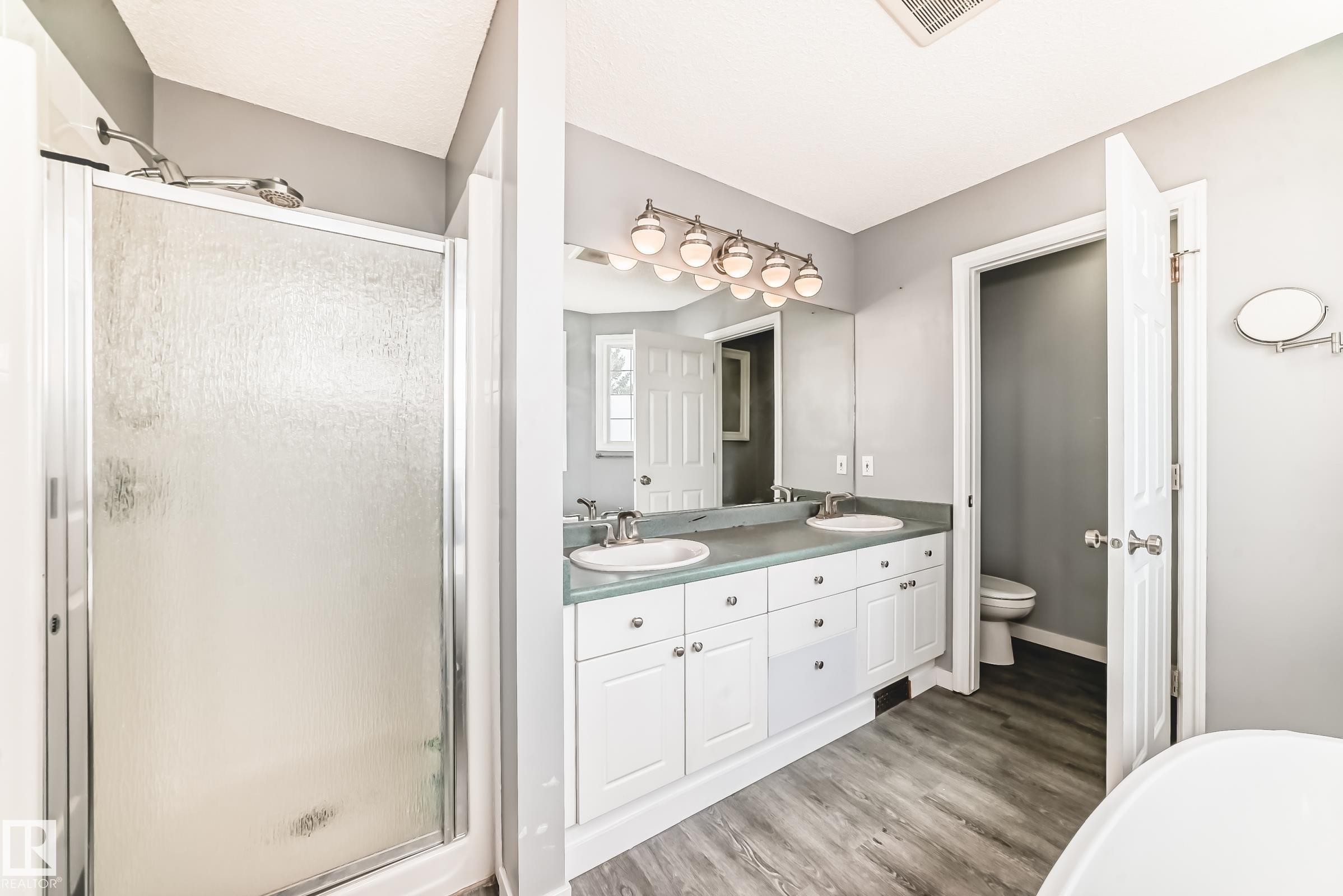 784 Blackburn Place Sw, Edmonton, AB - Indoor Photo Showing Bathroom