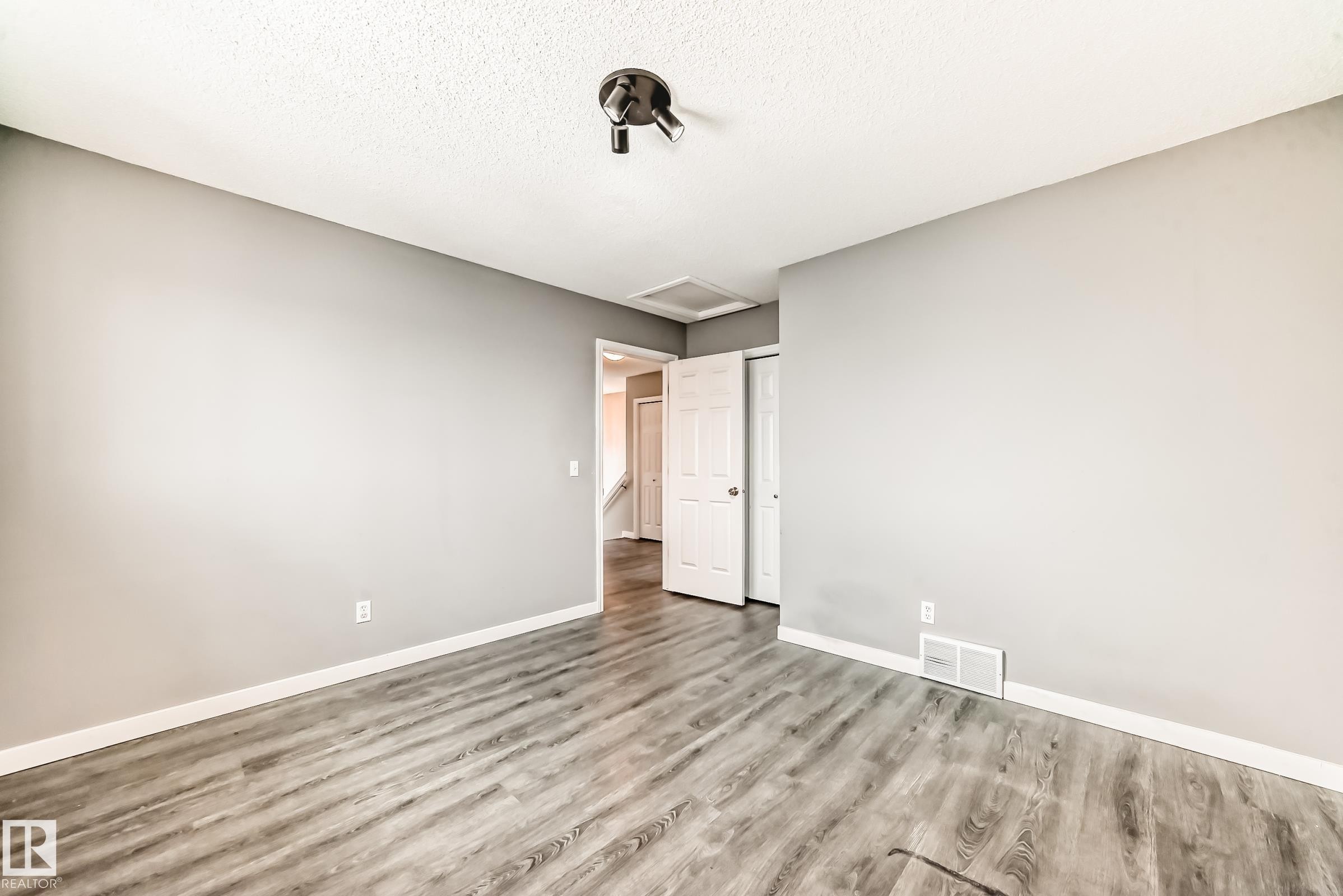 784 Blackburn Place Sw, Edmonton, AB - Indoor Photo Showing Other Room