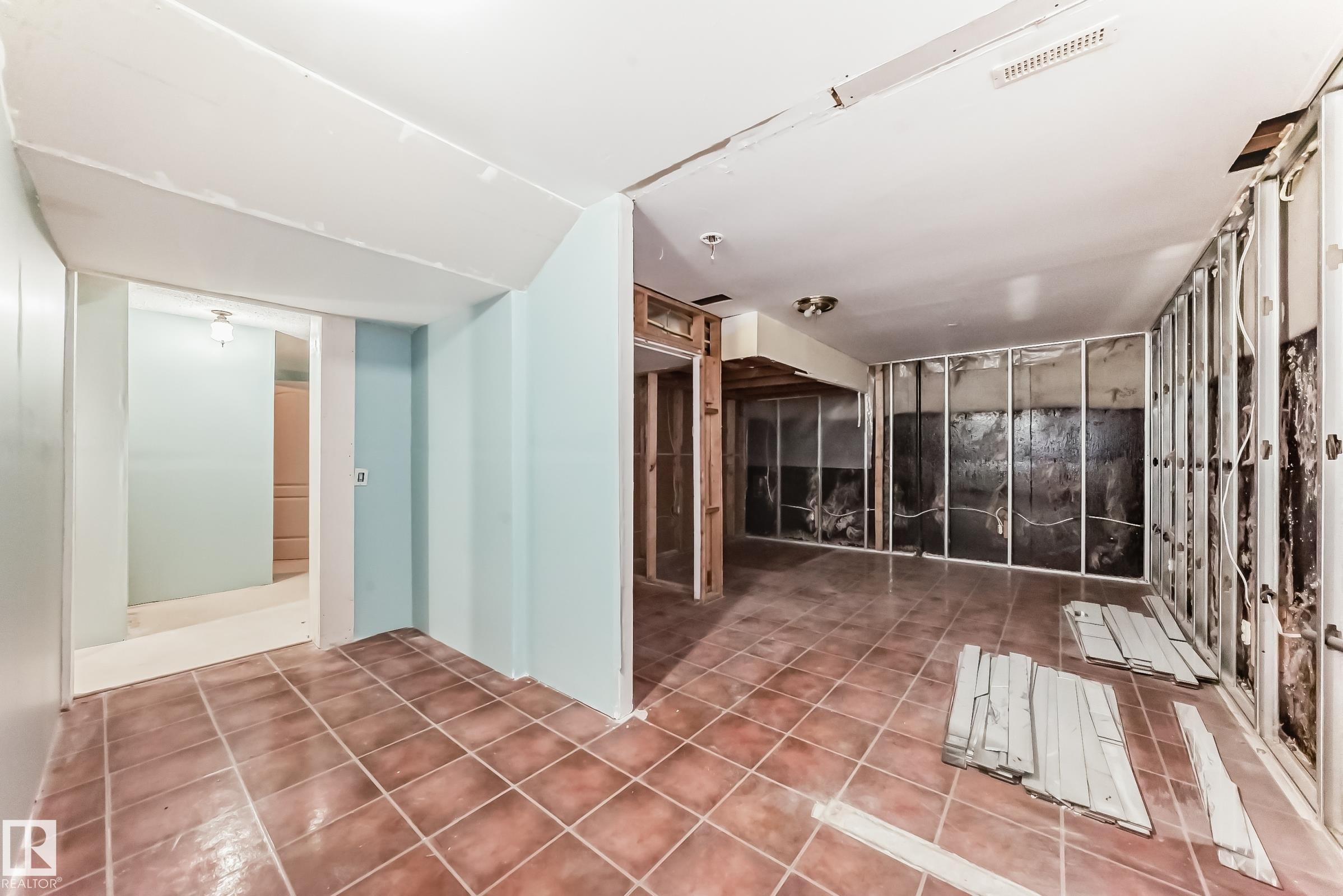 784 Blackburn Place Sw, Edmonton, AB - Indoor Photo Showing Other Room