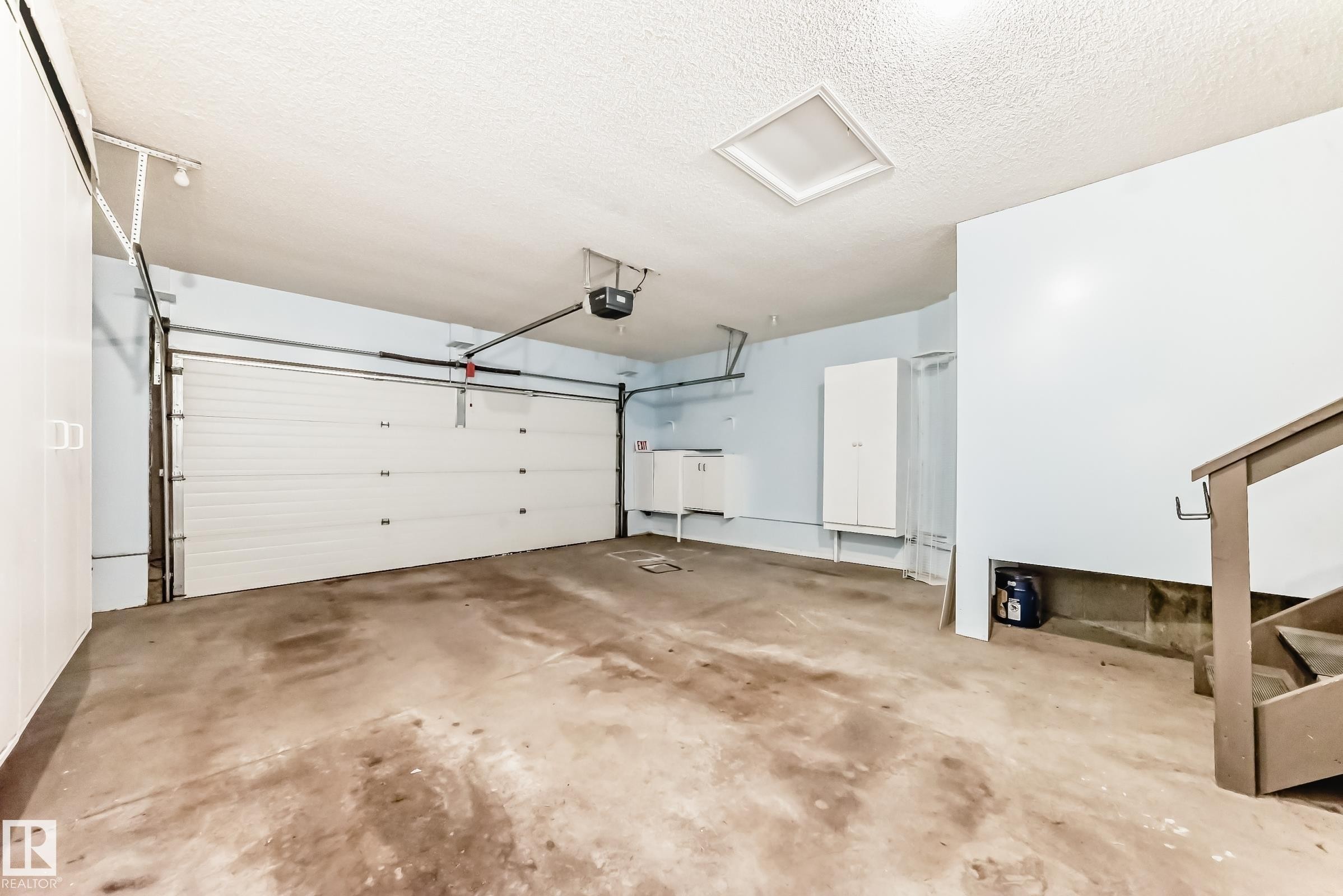 784 Blackburn Place Sw, Edmonton, AB - Indoor Photo Showing Garage