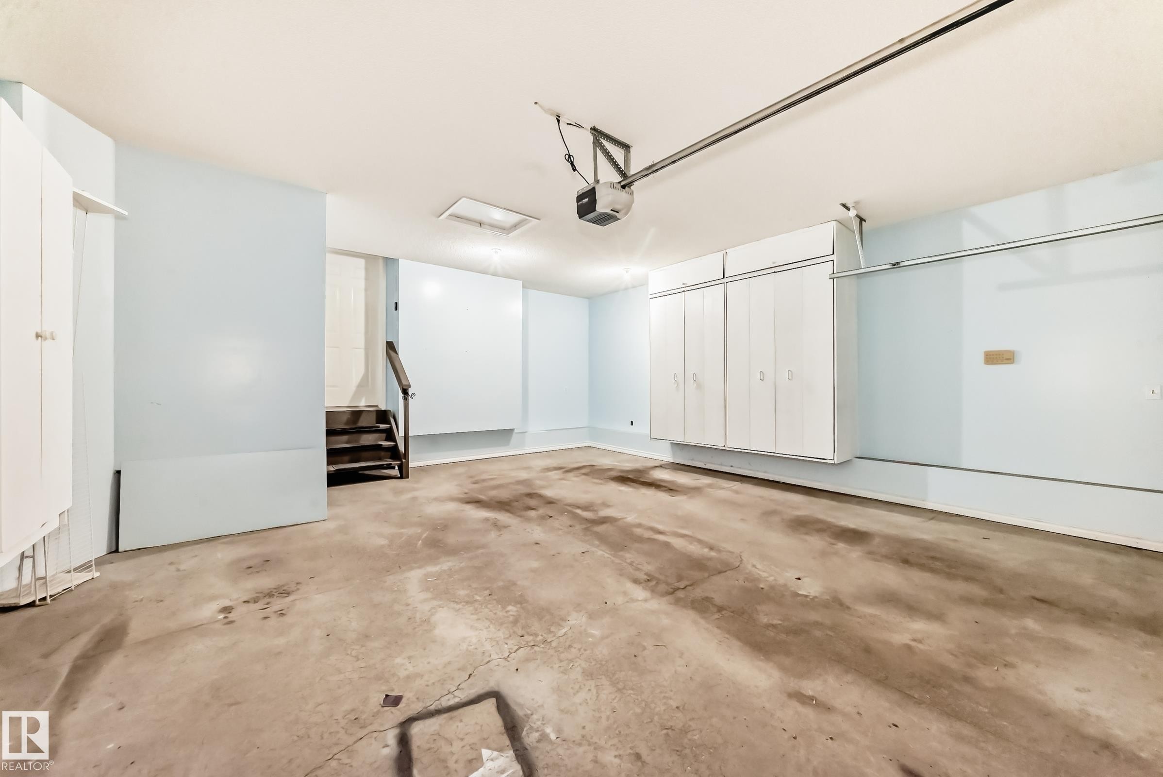 784 Blackburn Place Sw, Edmonton, AB - Indoor Photo Showing Garage