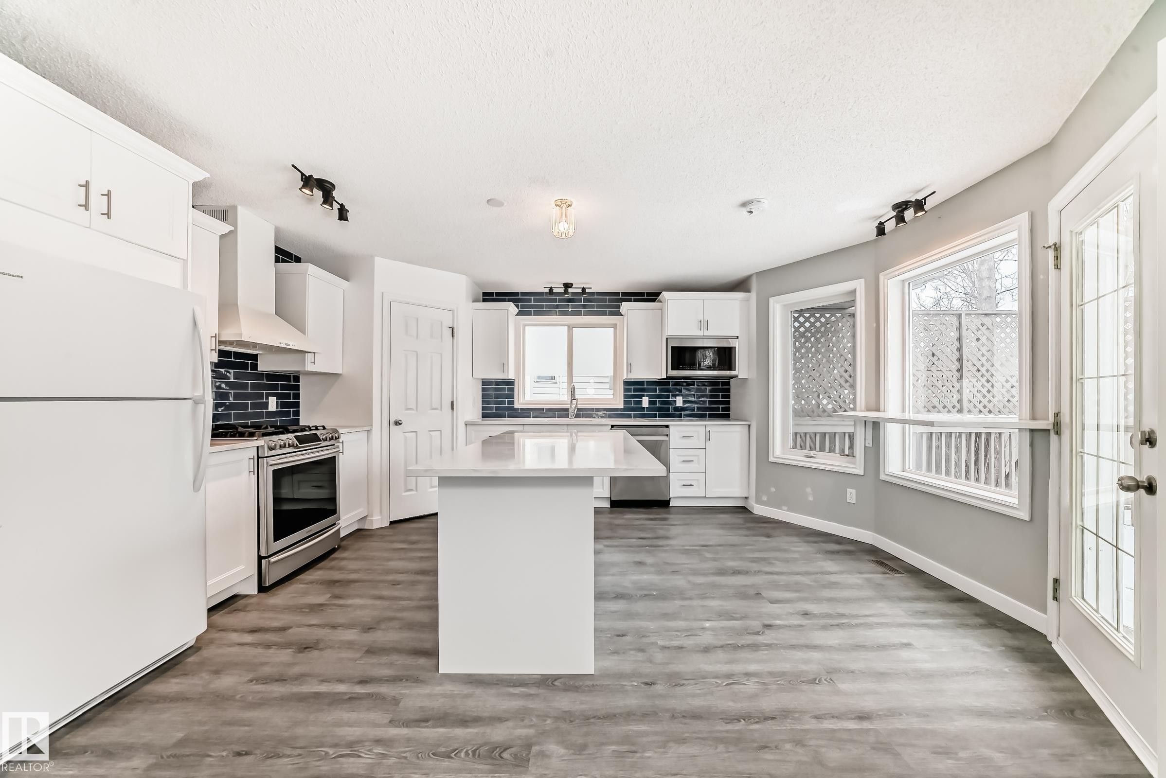 784 Blackburn Place Sw, Edmonton, AB - Indoor Photo Showing Kitchen