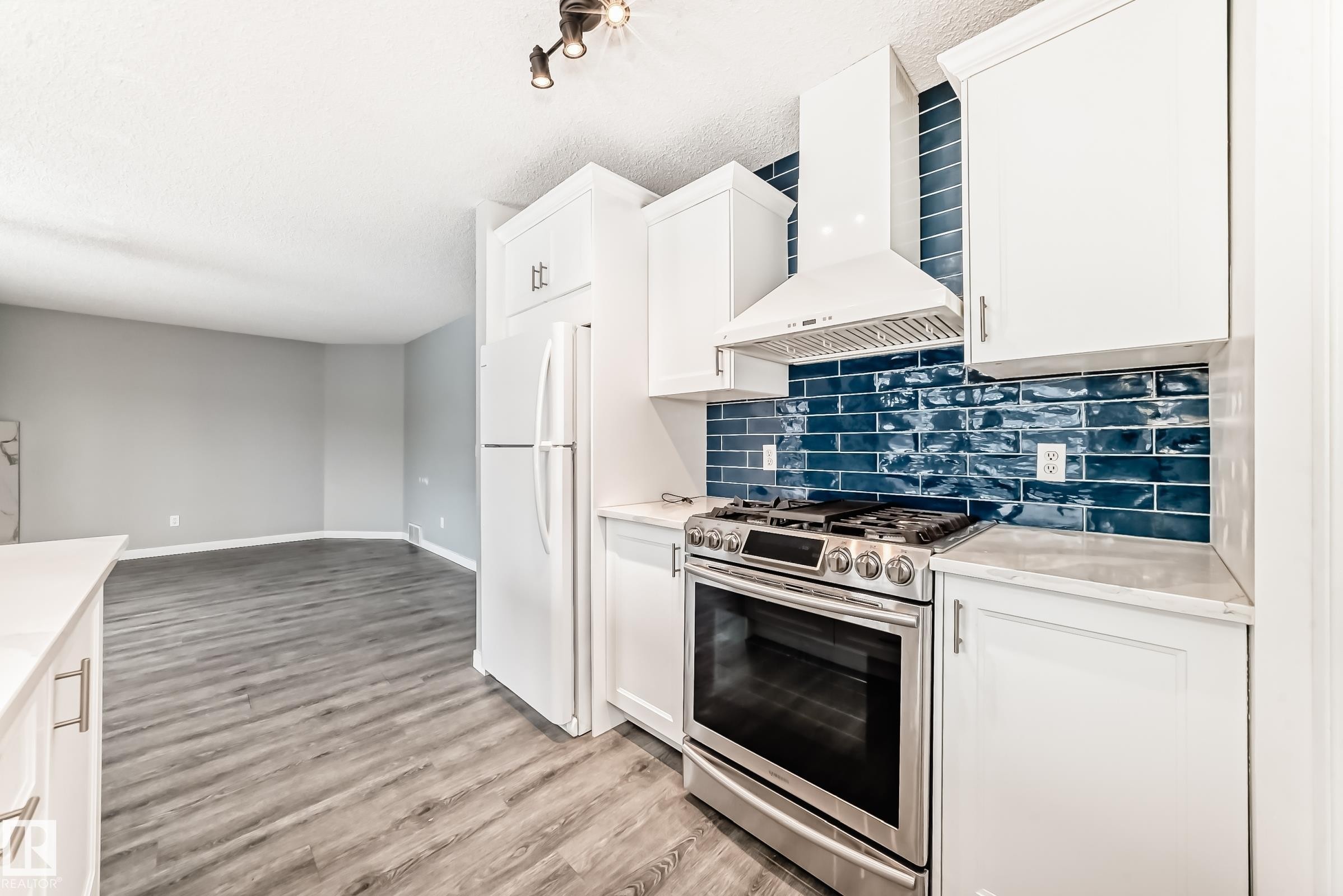 784 Blackburn Place Sw, Edmonton, AB - Indoor Photo Showing Kitchen