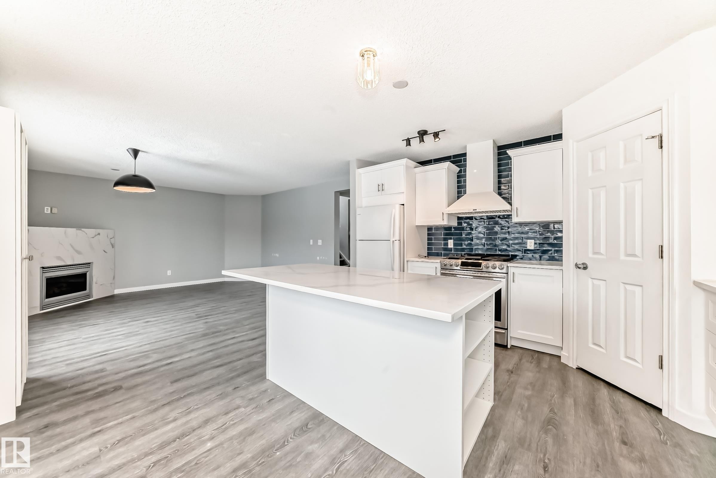 784 Blackburn Place Sw, Edmonton, AB - Indoor Photo Showing Kitchen