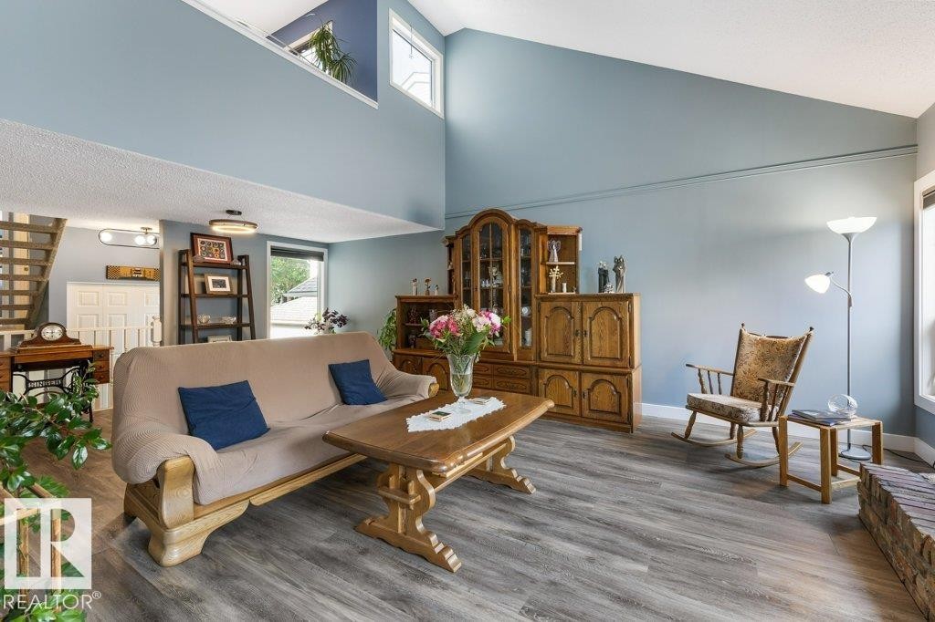 7 Whiteoaks Estates, St. Albert, AB - Indoor Photo Showing Living Room