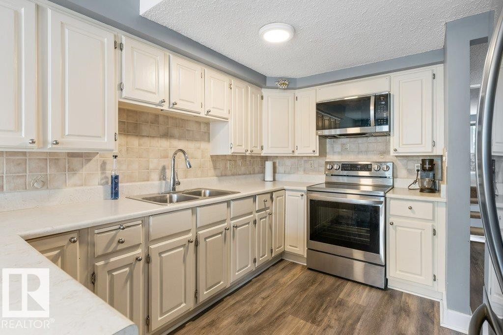7 Whiteoaks Estates, St. Albert, AB - Indoor Photo Showing Kitchen With Double Sink
