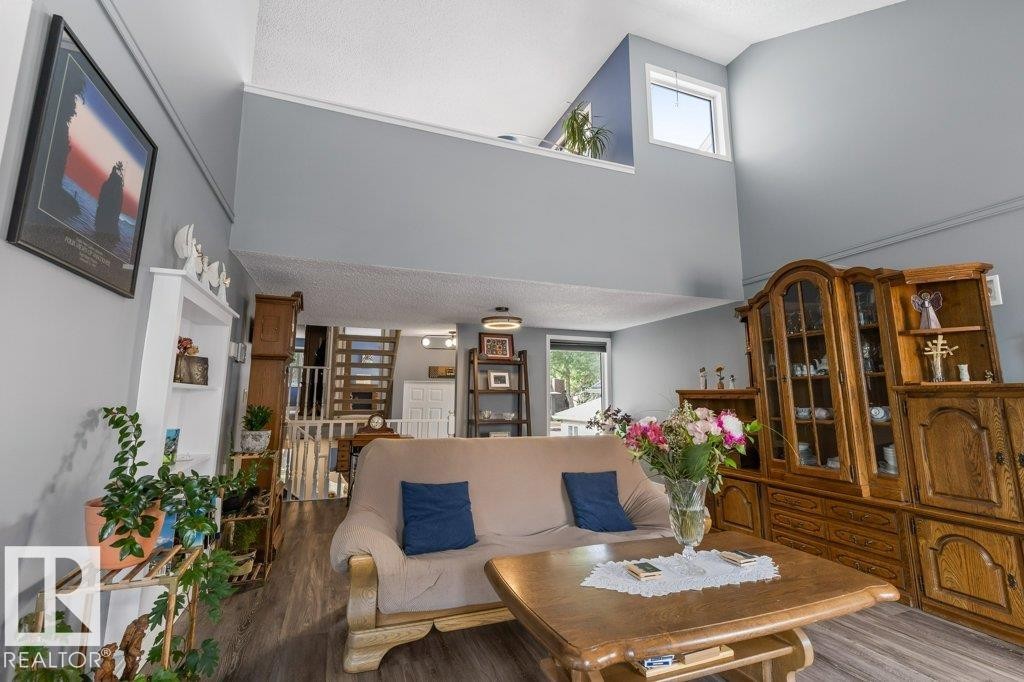 7 Whiteoaks Estates, St. Albert, AB - Indoor Photo Showing Living Room