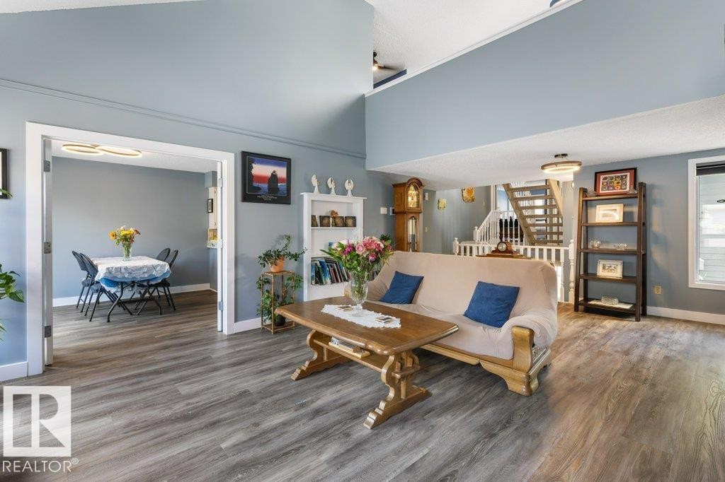 7 Whiteoaks Estates, St. Albert, AB - Indoor Photo Showing Living Room