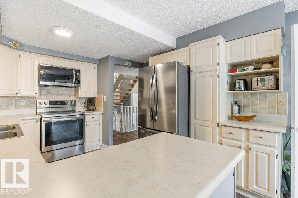 7 Whiteoaks Estates, St. Albert, AB - Indoor Photo Showing Kitchen