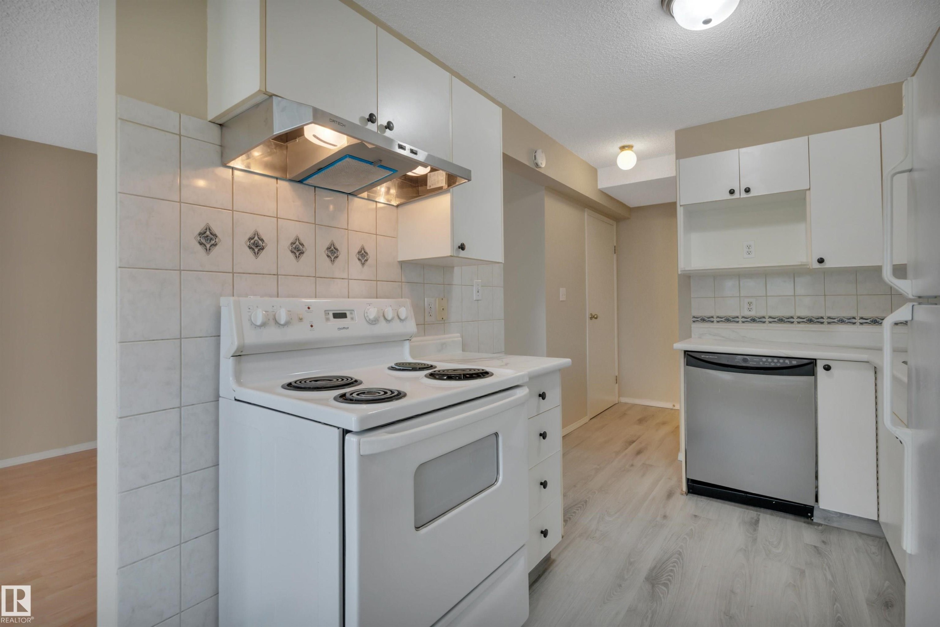 2218 38 Street Nw, Edmonton, AB - Indoor Photo Showing Kitchen