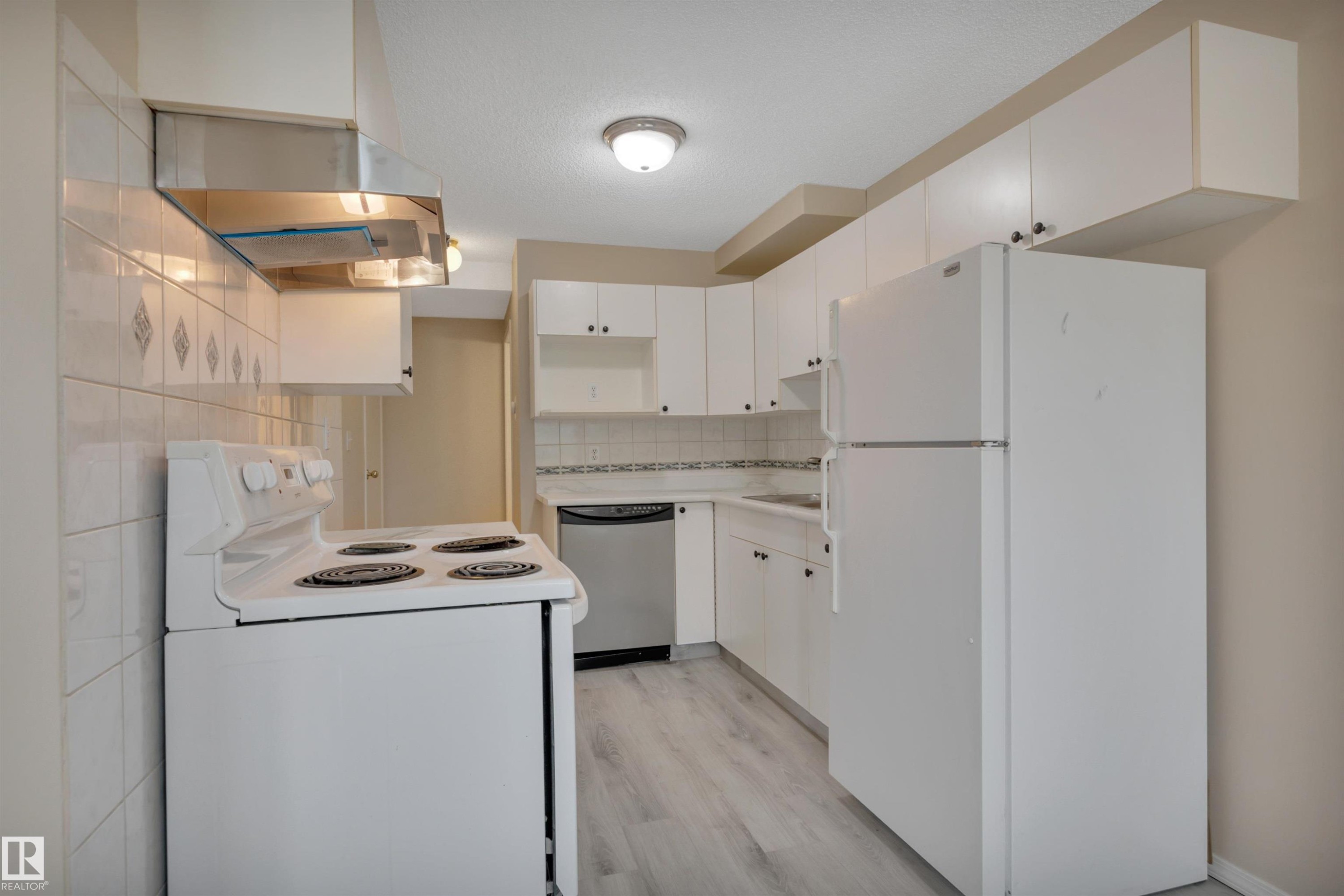 2218 38 Street Nw, Edmonton, AB - Indoor Photo Showing Kitchen