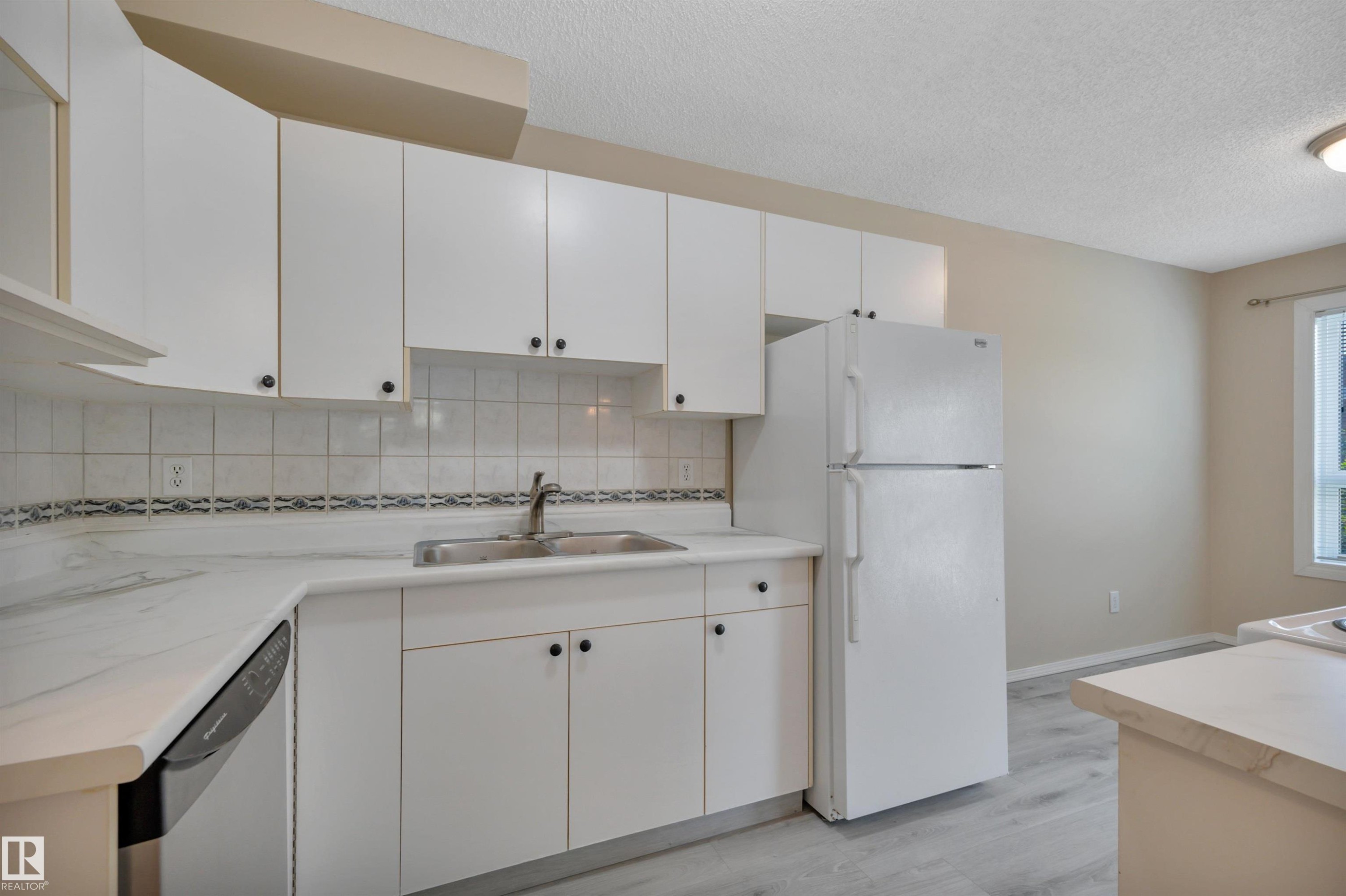 2218 38 Street Nw, Edmonton, AB - Indoor Photo Showing Kitchen