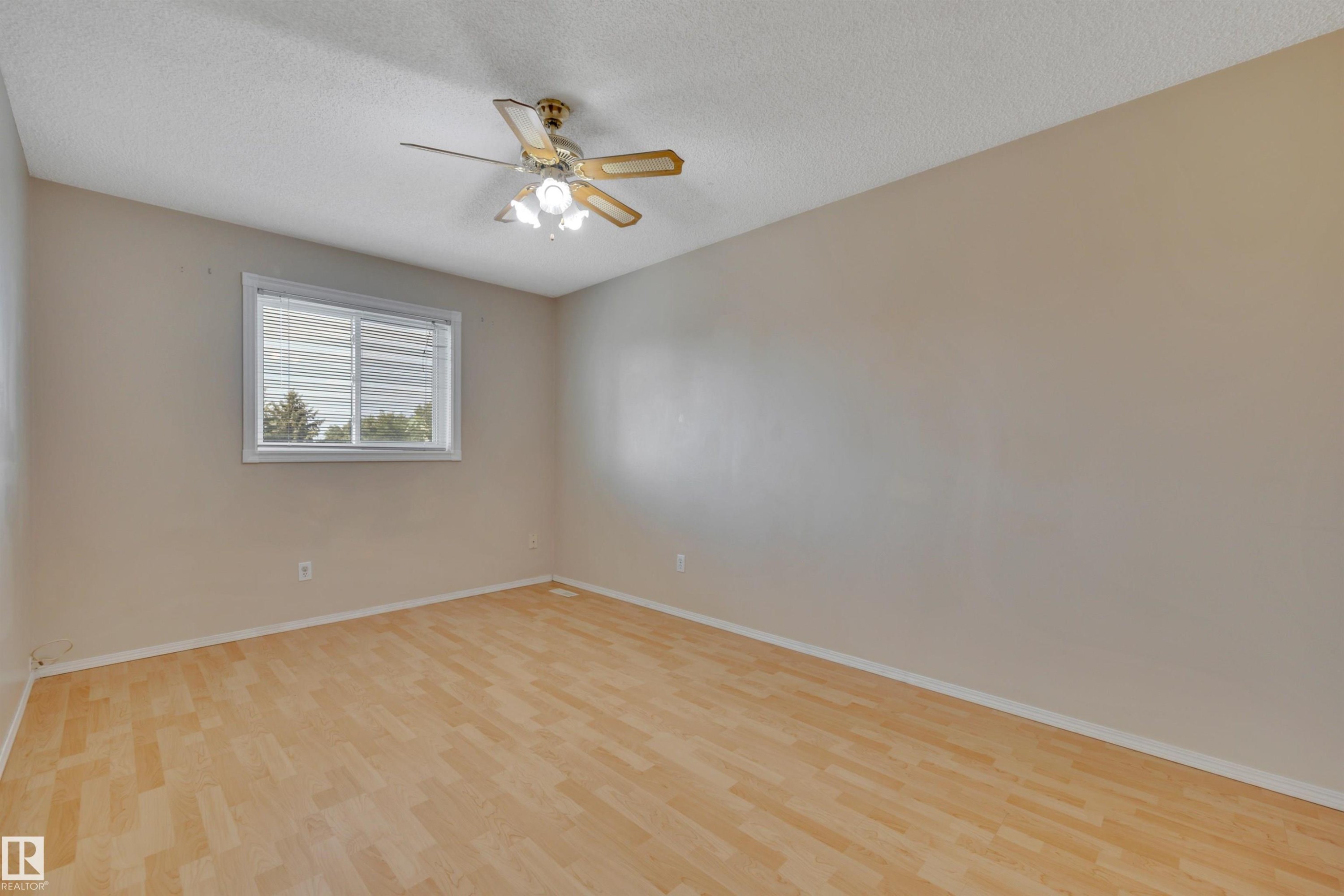 2218 38 Street Nw, Edmonton, AB - Indoor Photo Showing Other Room