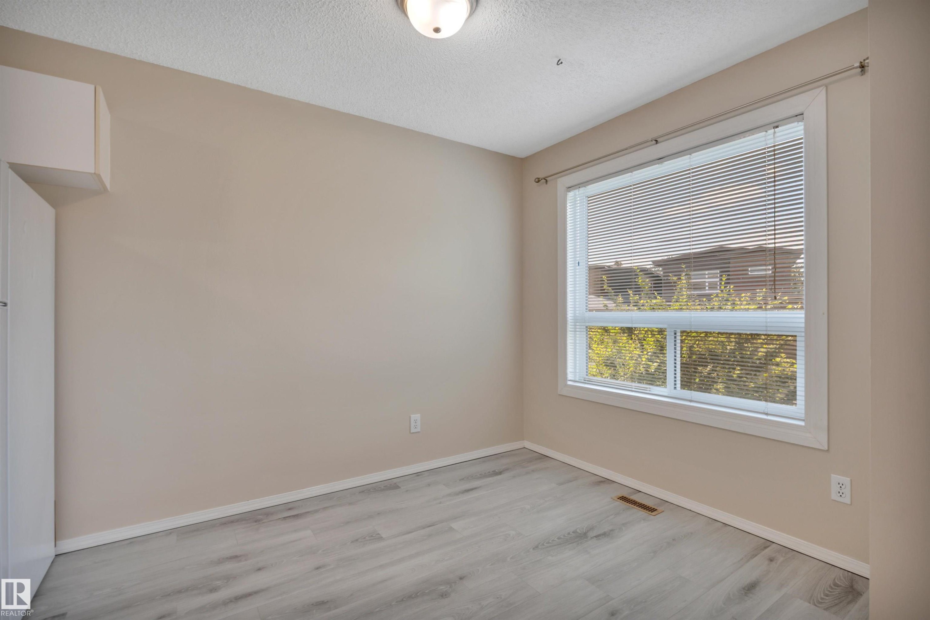 2218 38 Street Nw, Edmonton, AB - Indoor Photo Showing Other Room