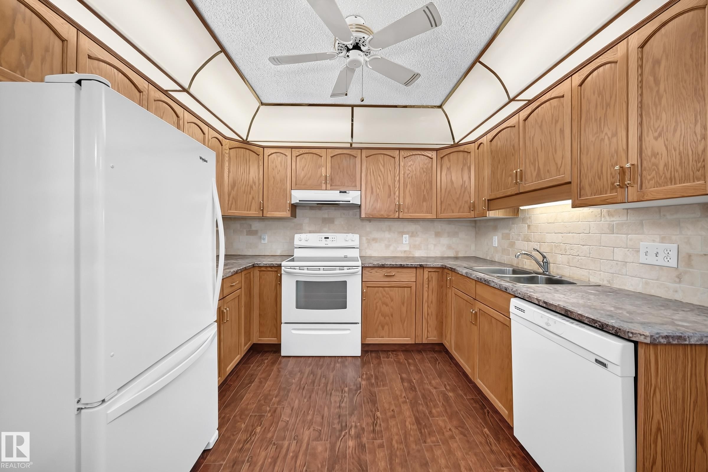 #109 10945 21 Av Nw, Edmonton, AB - Indoor Photo Showing Kitchen With Double Sink