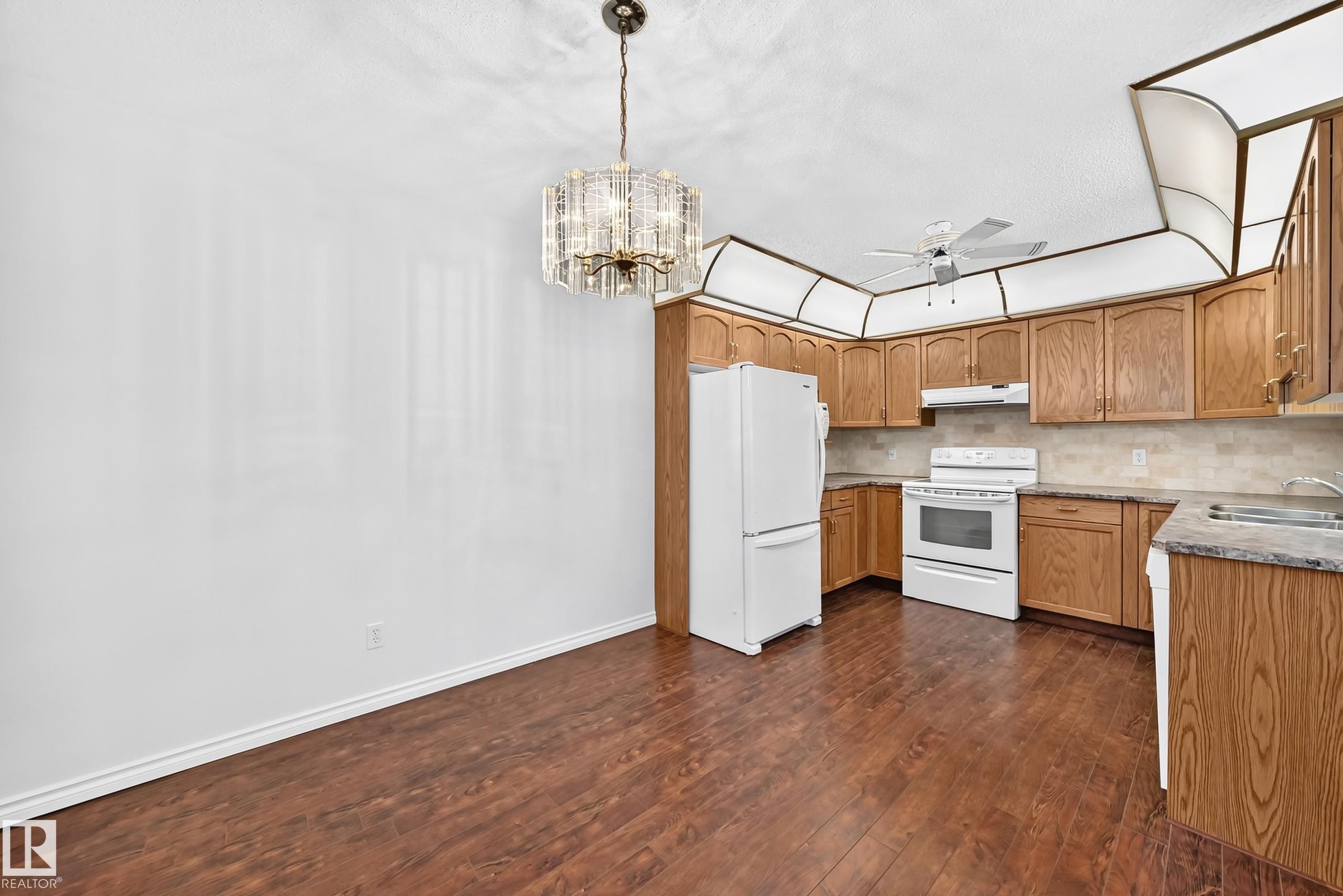 #109 10945 21 Av Nw, Edmonton, AB - Indoor Photo Showing Kitchen