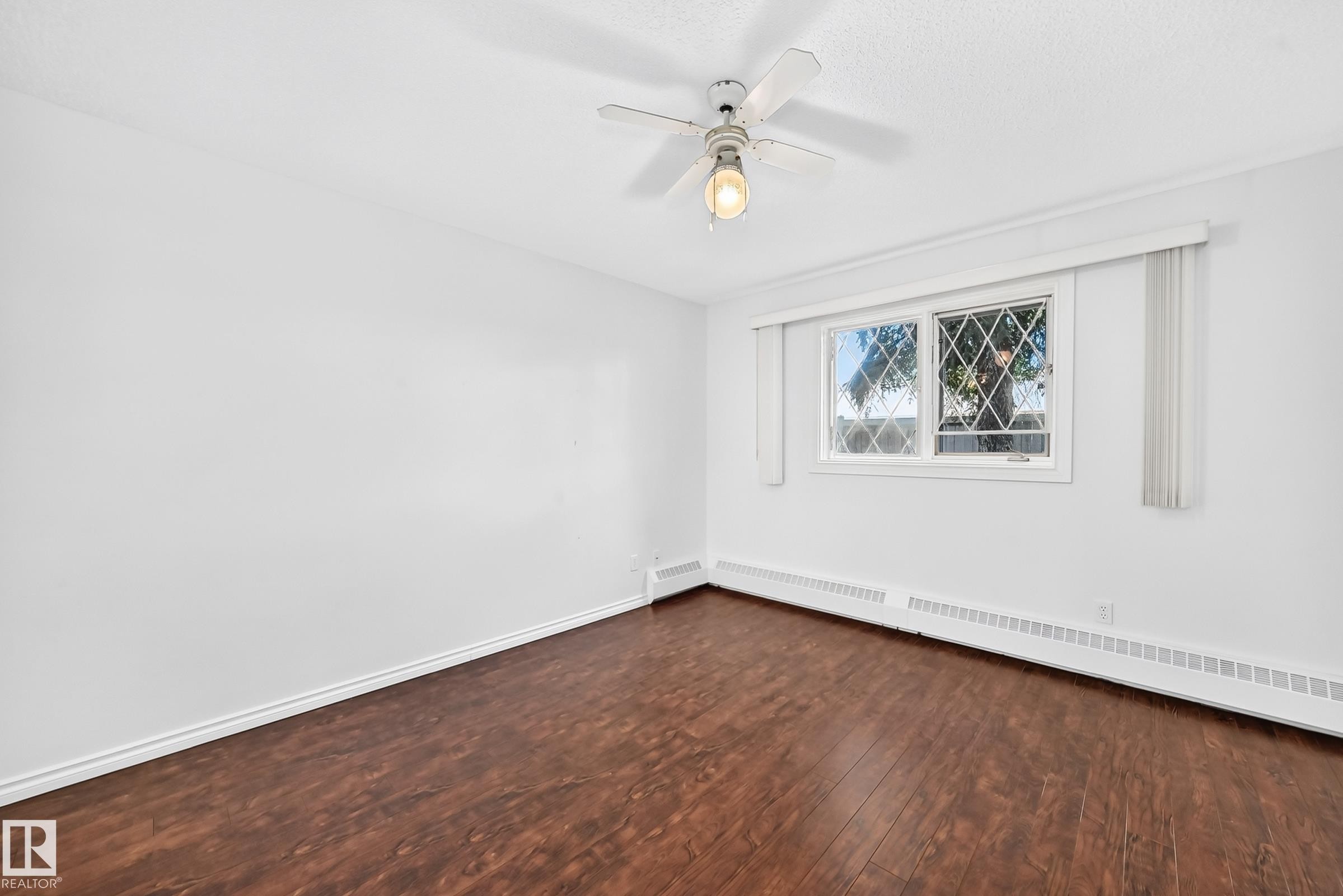 #109 10945 21 Av Nw, Edmonton, AB - Indoor Photo Showing Other Room