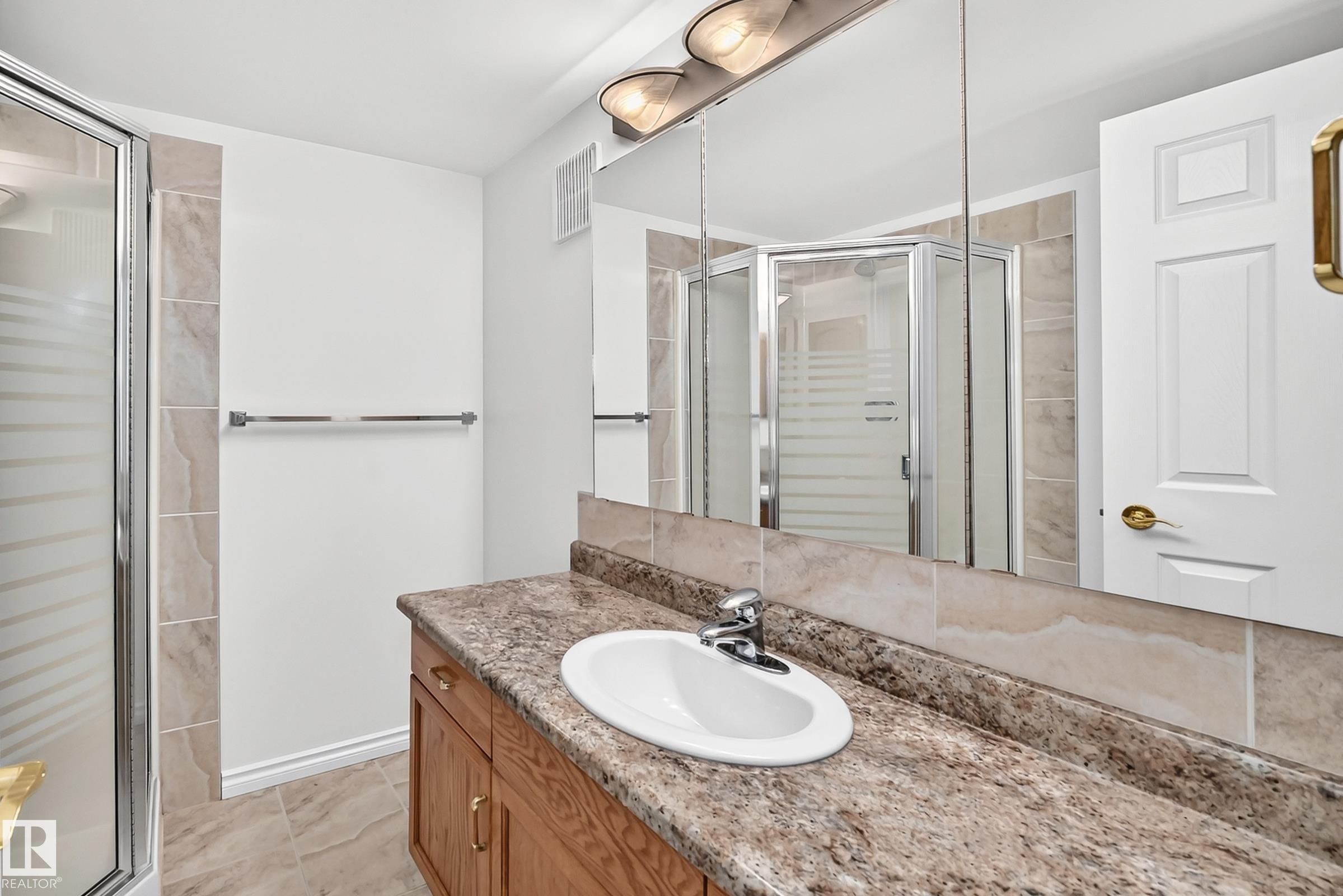 #109 10945 21 Av Nw, Edmonton, AB - Indoor Photo Showing Bathroom