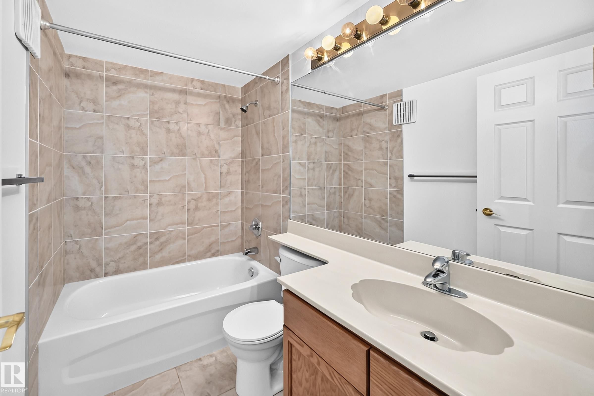 #109 10945 21 Av Nw, Edmonton, AB - Indoor Photo Showing Bathroom