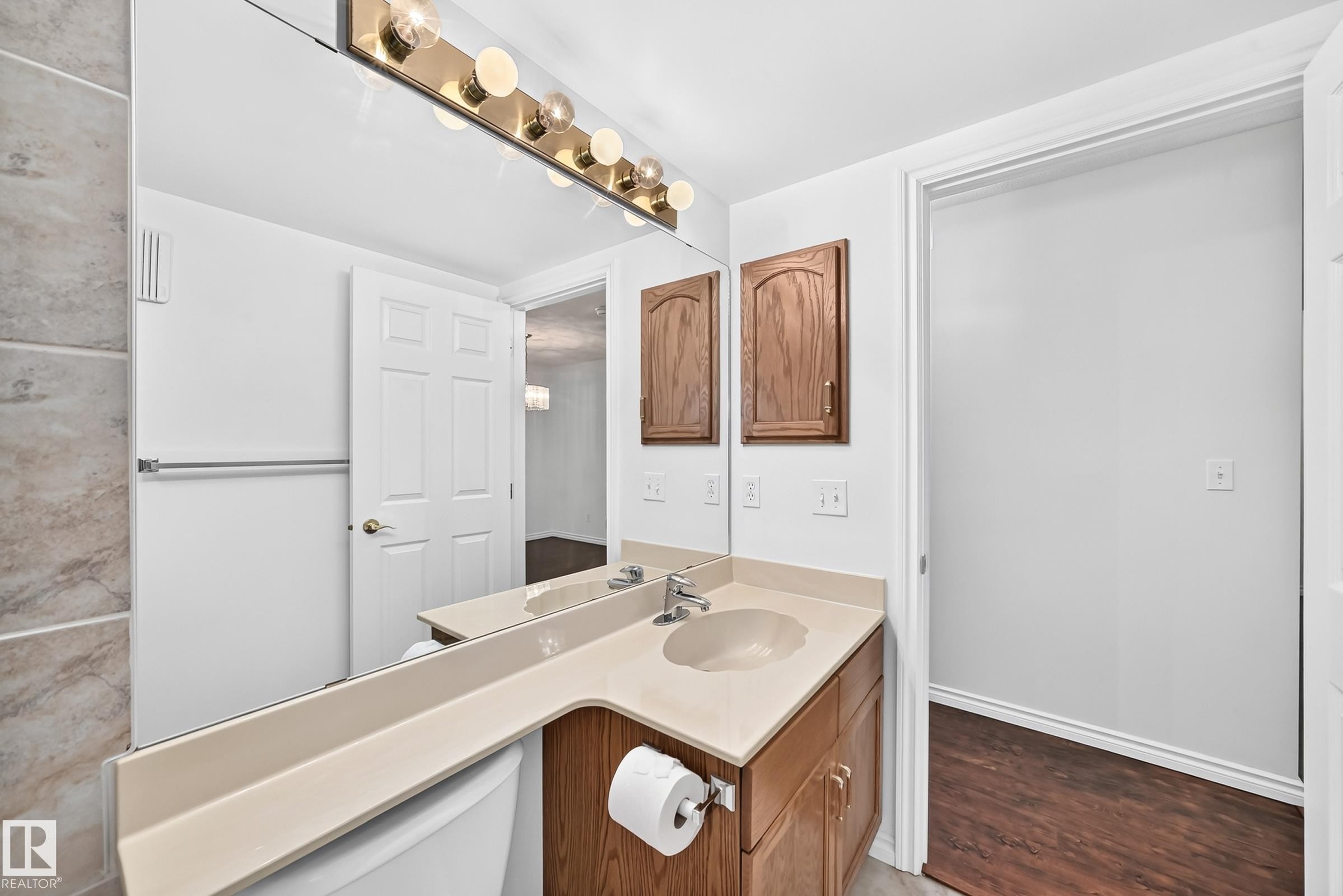 #109 10945 21 Av Nw, Edmonton, AB - Indoor Photo Showing Bathroom