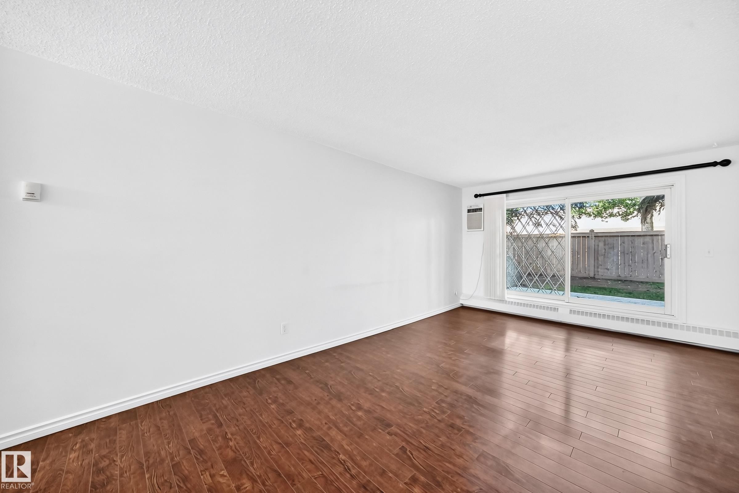 #109 10945 21 Av Nw, Edmonton, AB - Indoor Photo Showing Other Room