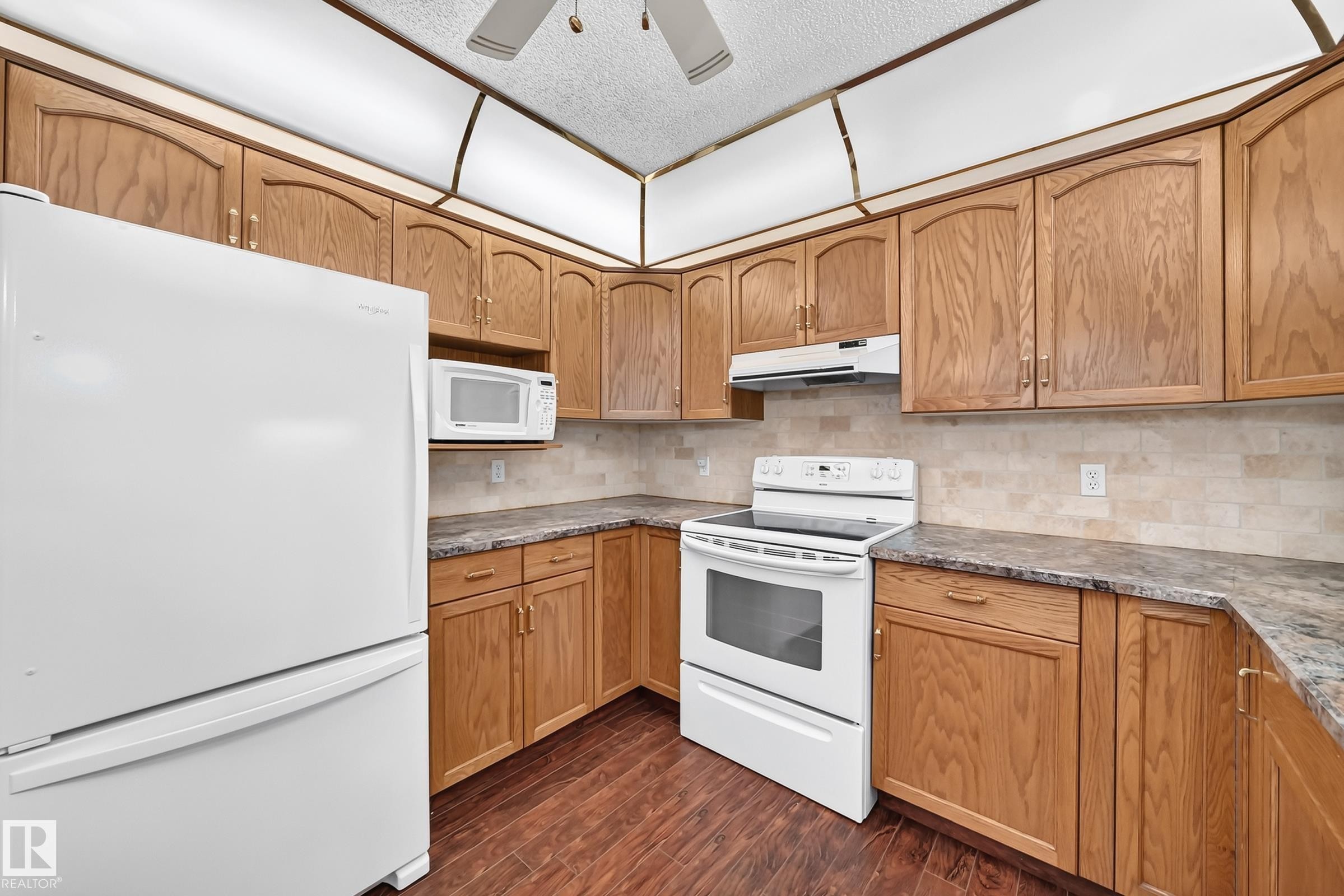 #109 10945 21 Av Nw, Edmonton, AB - Indoor Photo Showing Kitchen