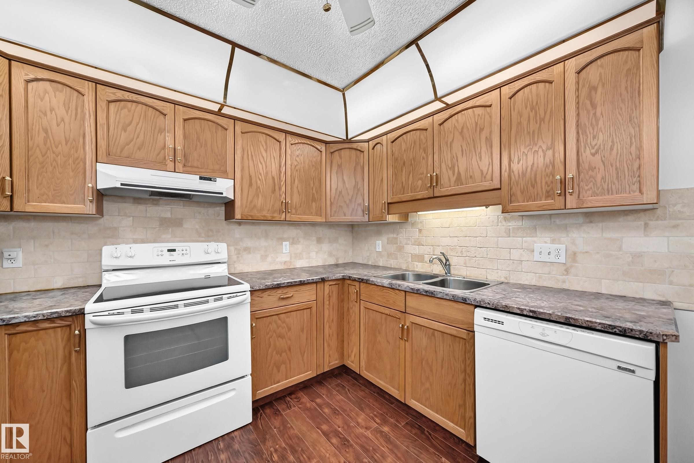 #109 10945 21 Av Nw, Edmonton, AB - Indoor Photo Showing Kitchen With Double Sink
