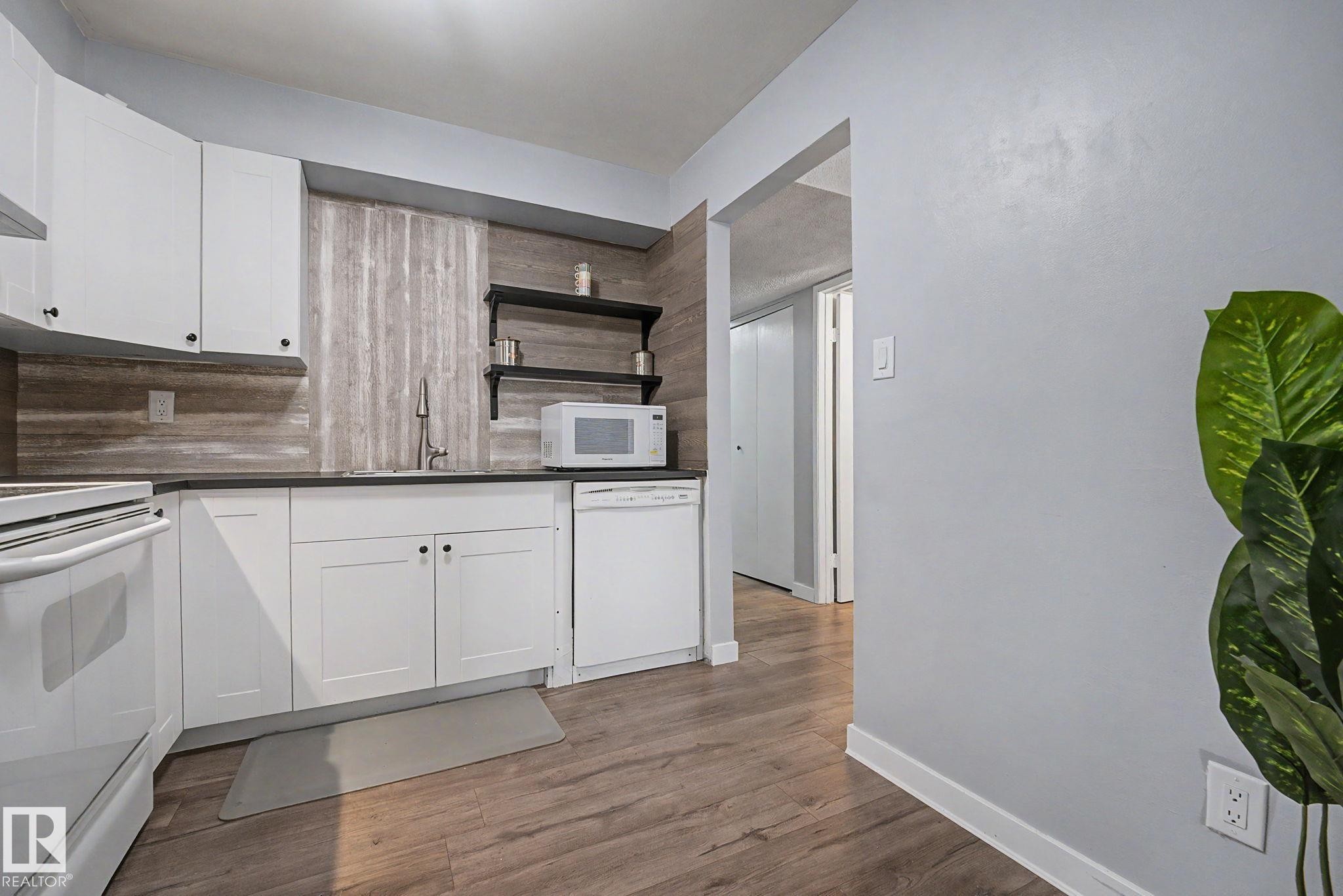 #101 7203 171 St Nw, Edmonton, AB - Indoor Photo Showing Kitchen