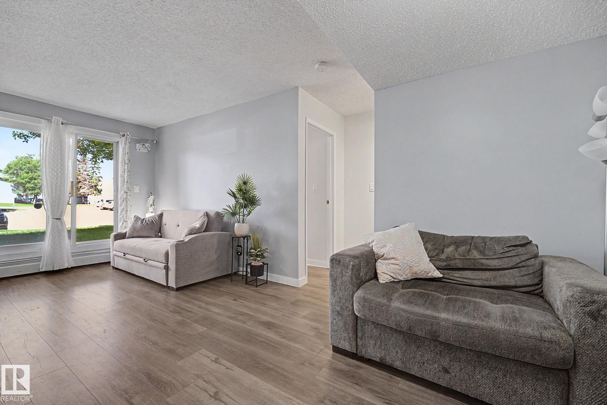 #101 7203 171 St Nw, Edmonton, AB - Indoor Photo Showing Living Room