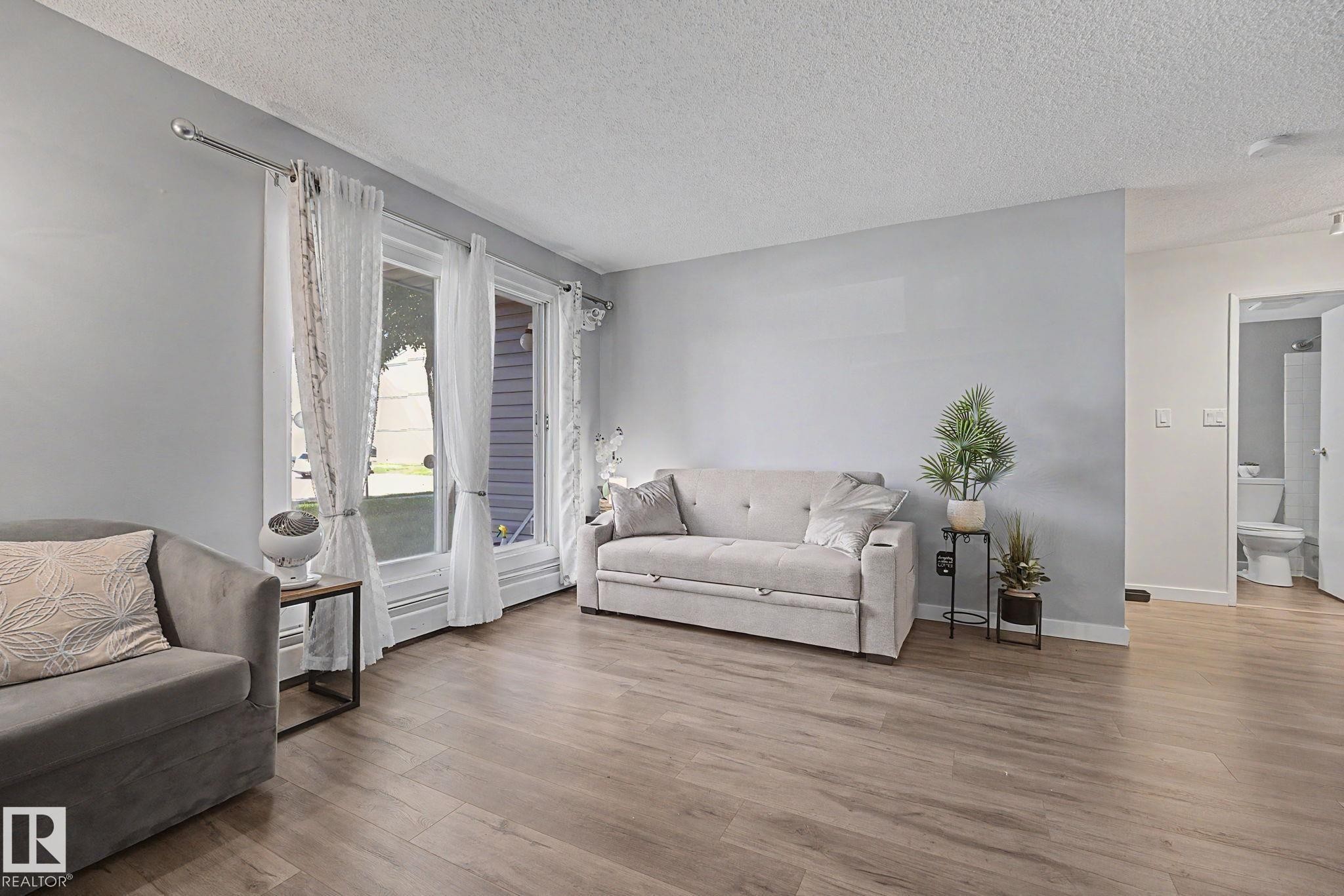 #101 7203 171 St Nw, Edmonton, AB - Indoor Photo Showing Living Room