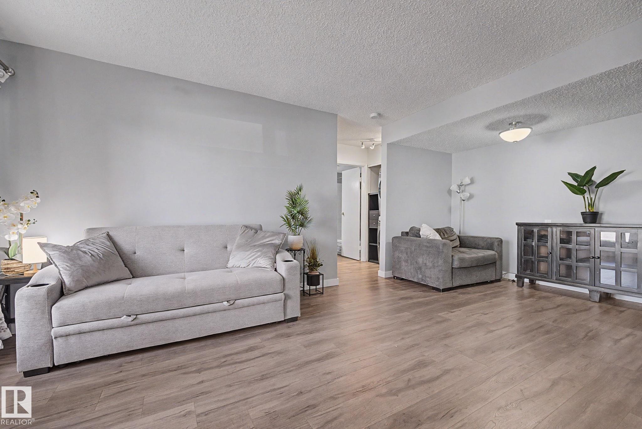 #101 7203 171 St Nw, Edmonton, AB - Indoor Photo Showing Living Room